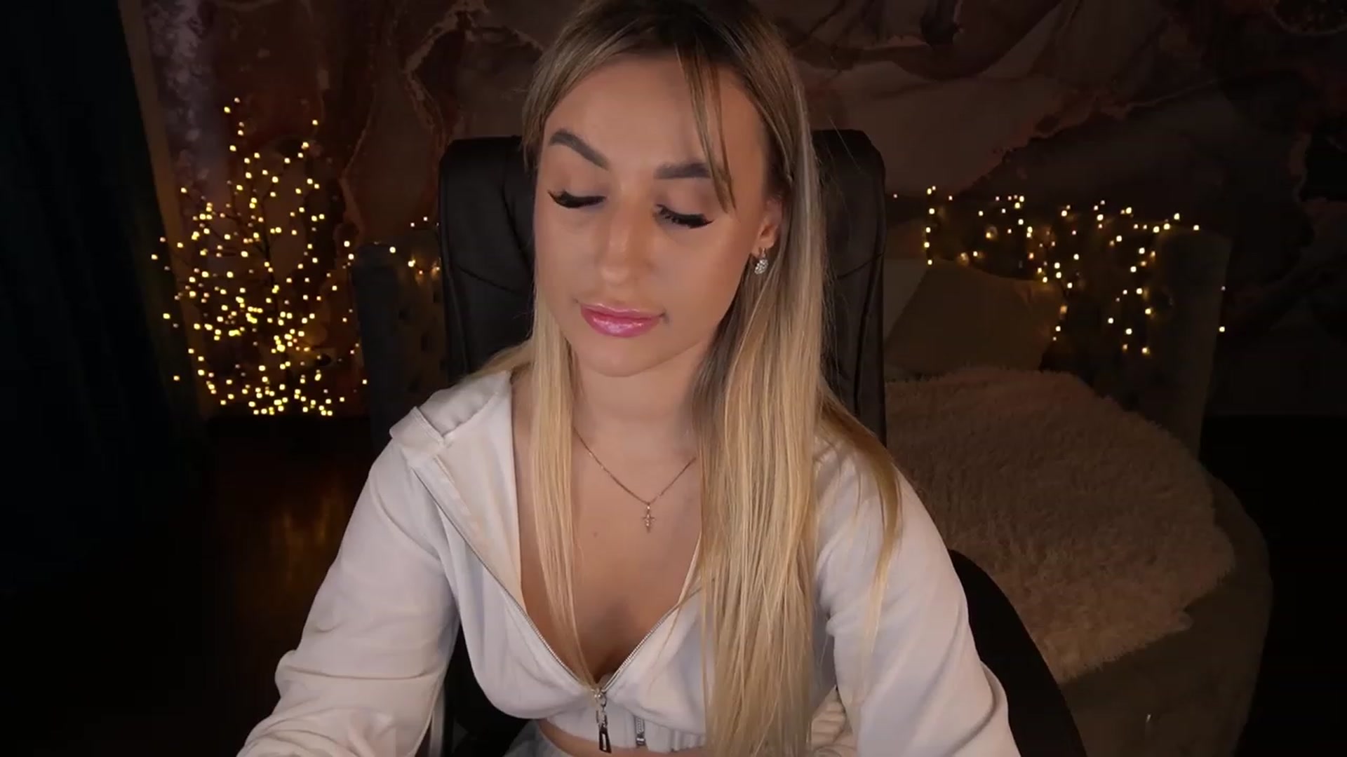 Gallery image thumbnail from LiaBrazzer's myfreecams stream on, 05/23/2023, 16:03 image 6 of 20