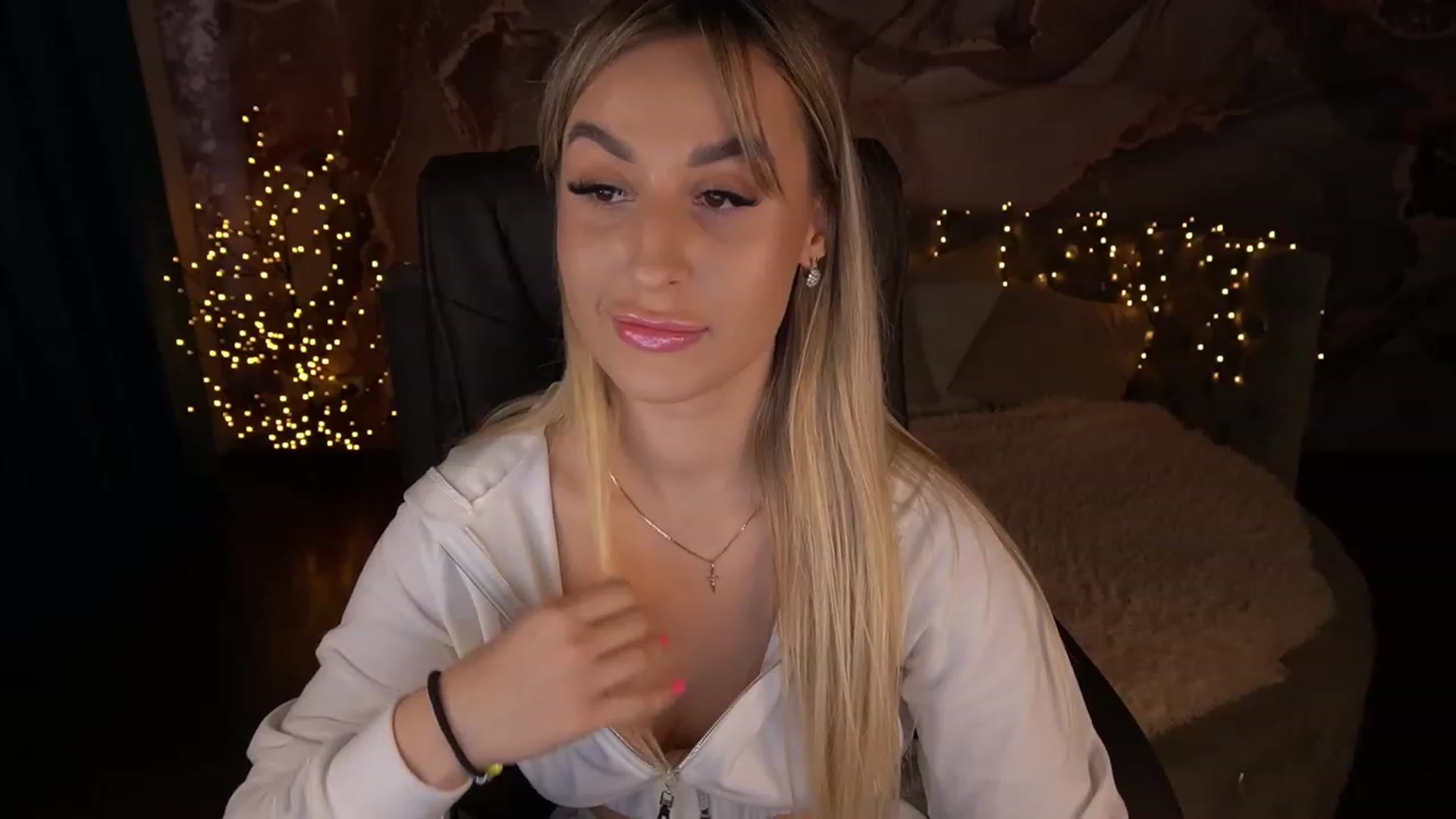Gallery image thumbnail from LiaBrazzer's myfreecams stream on, 05/23/2023, 16:03 image 7 of 20