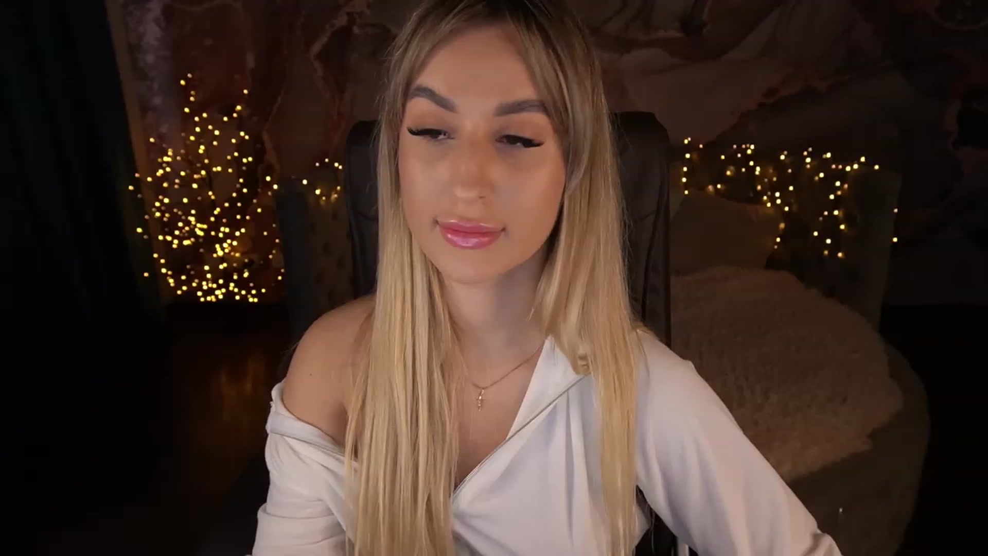Gallery image thumbnail from LiaBrazzer's myfreecams stream on, 05/23/2023, 16:03 image 12 of 20