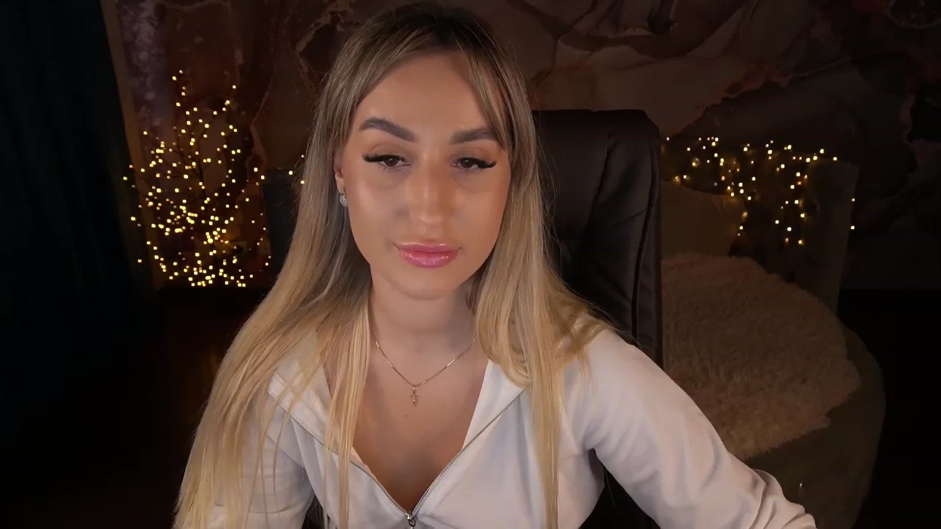 Gallery image thumbnail from LiaBrazzer's myfreecams stream on, 05/23/2023, 16:03 image 18 of 20