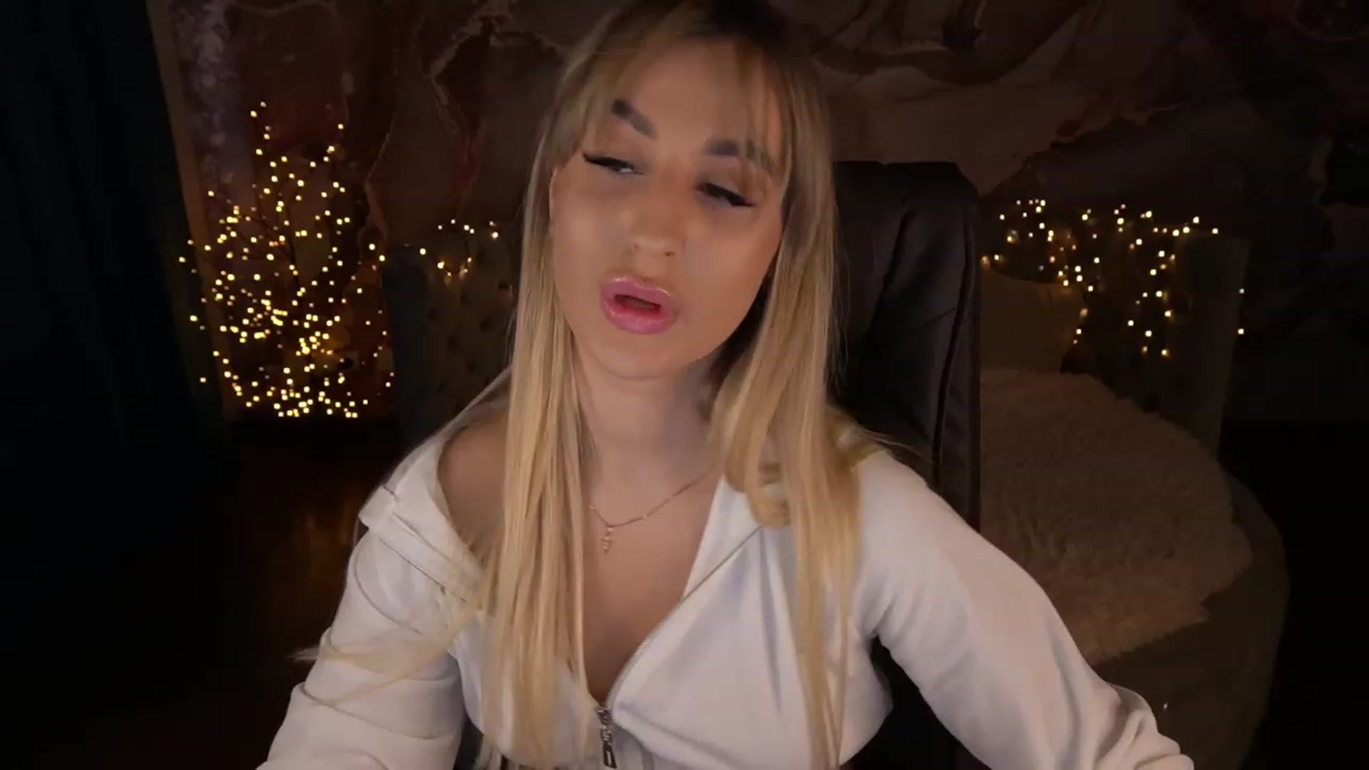 Gallery image thumbnail from LiaBrazzer's myfreecams stream on, 05/23/2023, 16:03 image 15 of 20
