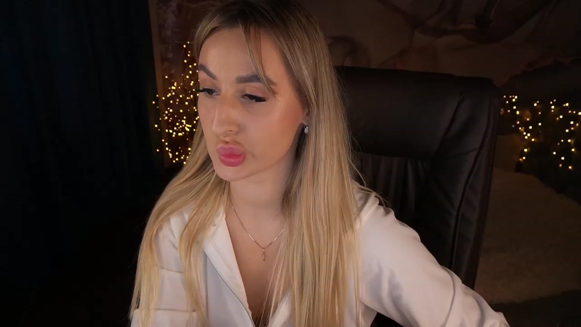 Gallery image thumbnail from LiaBrazzer's myfreecams stream on, 05/23/2023, 17:10 image 6 of 20