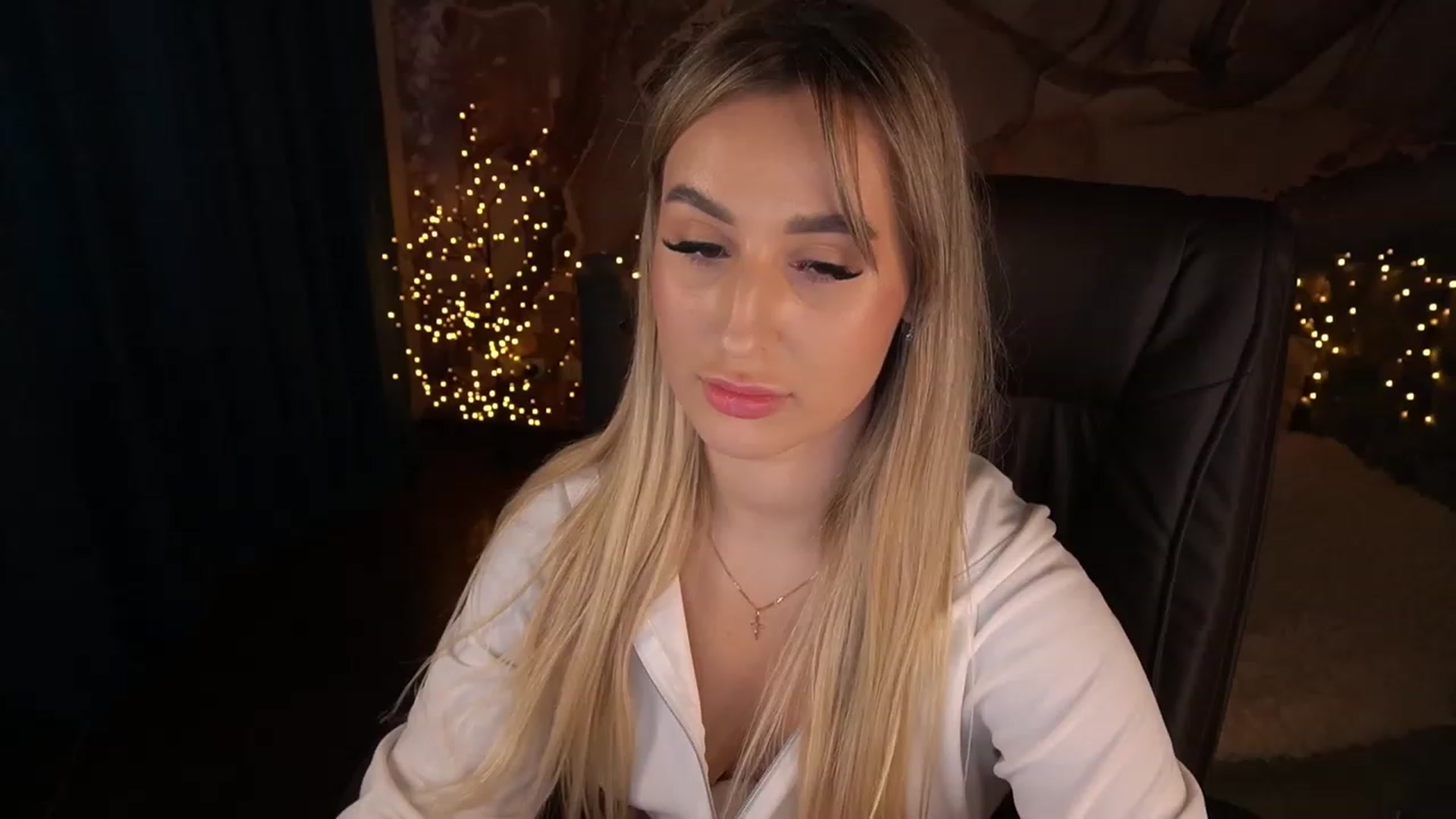 Gallery image thumbnail from LiaBrazzer's myfreecams stream on, 05/23/2023, 17:10 image 12 of 20