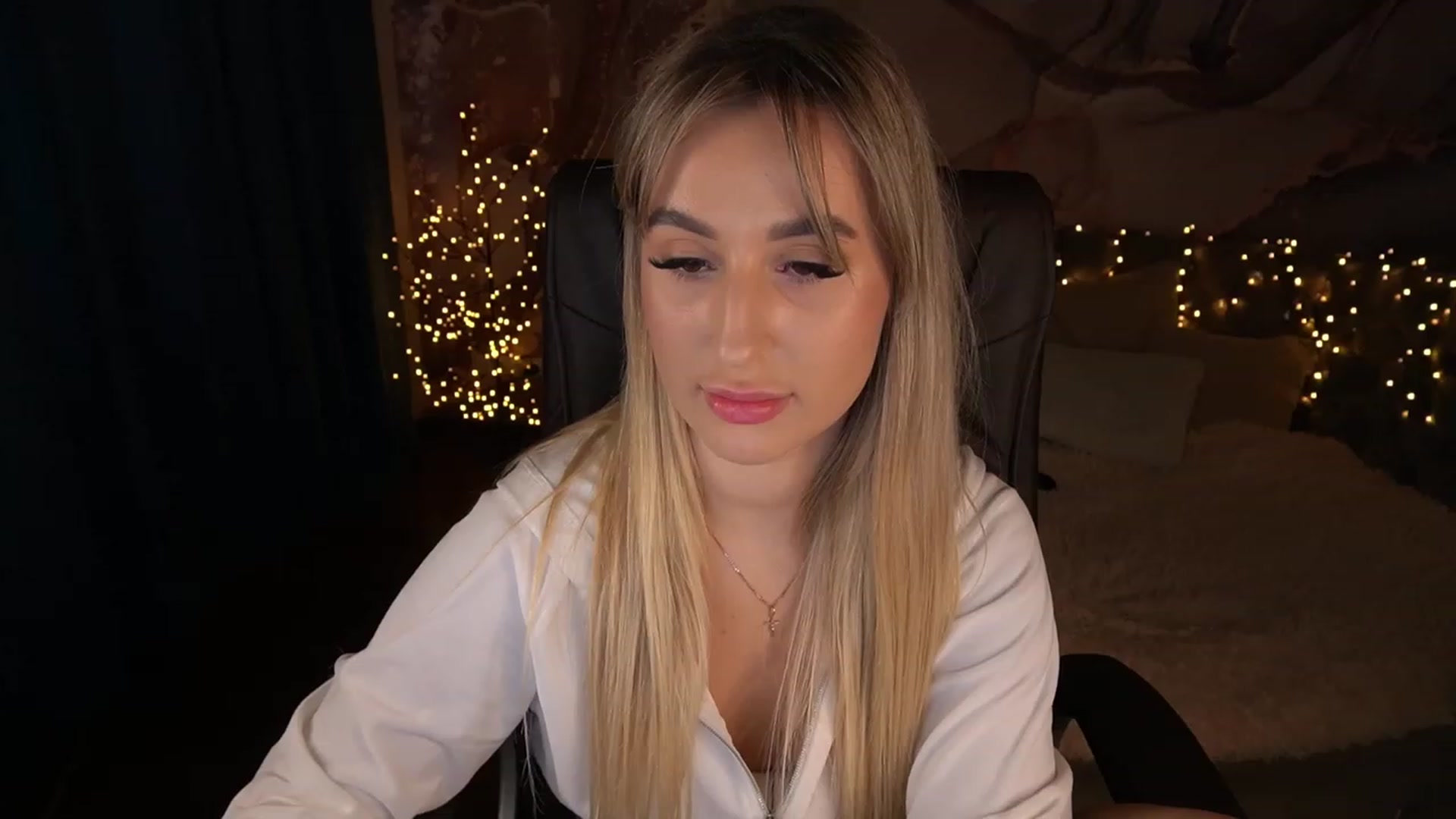 Gallery image thumbnail from LiaBrazzer's myfreecams stream on, 05/23/2023, 17:10 image 17 of 20