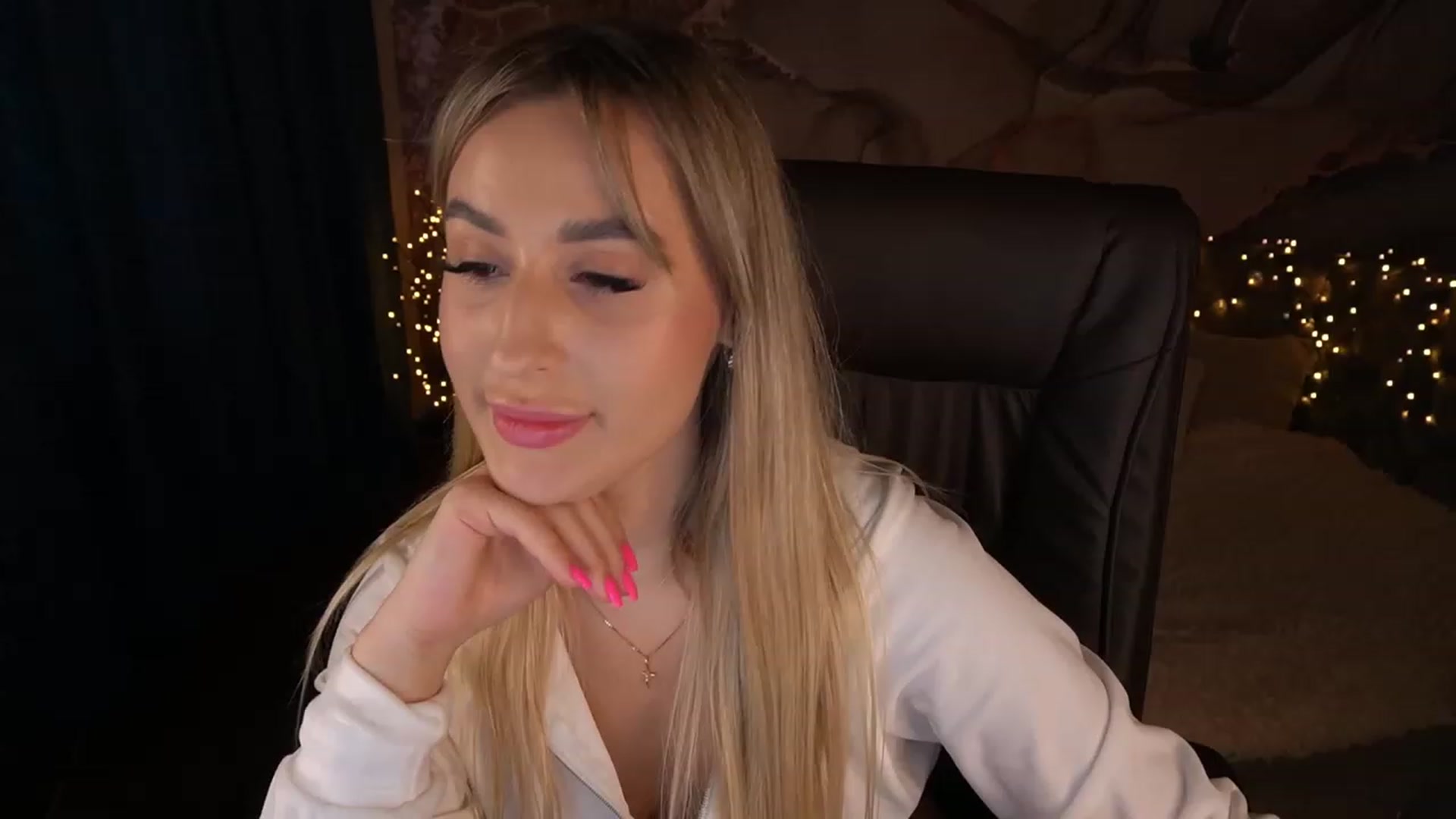 Gallery image thumbnail from LiaBrazzer's myfreecams stream on, 05/23/2023, 17:10 image 8 of 20