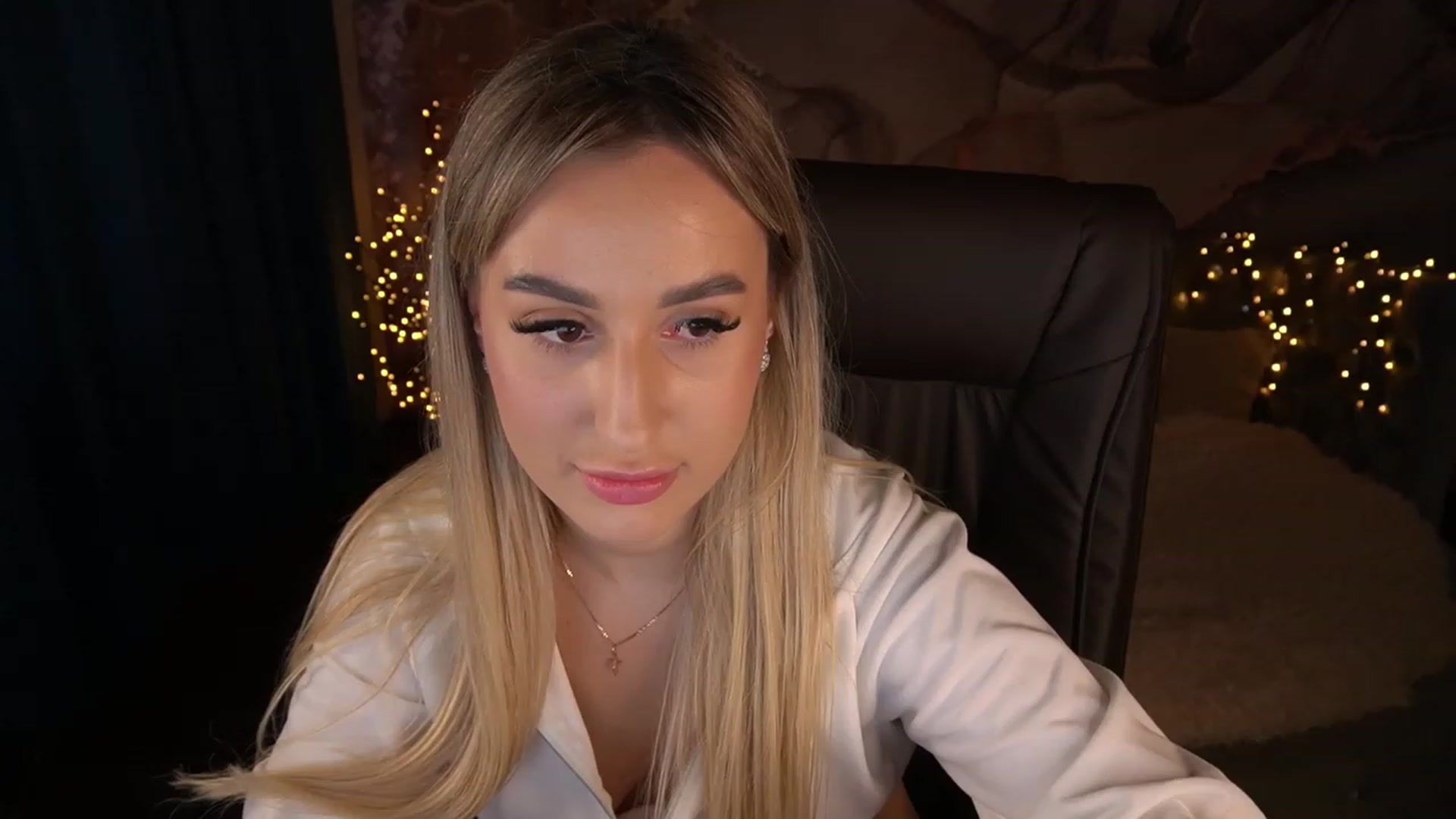 Gallery image thumbnail from LiaBrazzer's myfreecams stream on, 05/23/2023, 17:10 image 1 of 20
