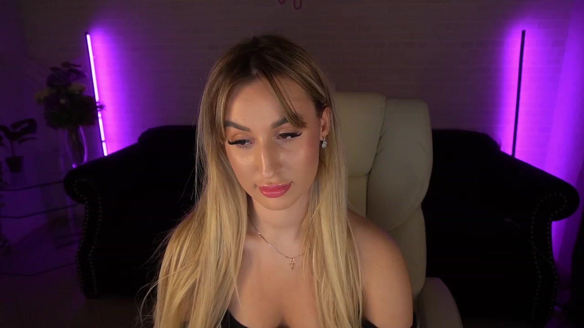 Gallery image thumbnail from LiaBrazzer's myfreecams stream on, 05/25/2023, 14:17 image 4 of 20