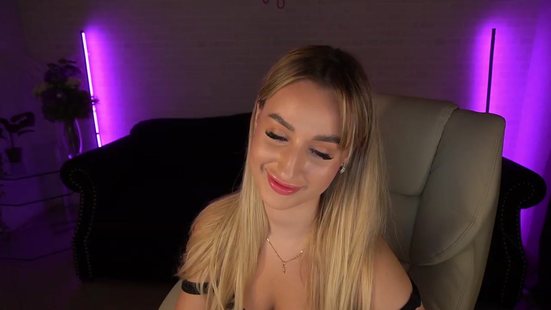 Gallery image thumbnail from LiaBrazzer's myfreecams stream on, 05/25/2023, 14:17 image 19 of 20