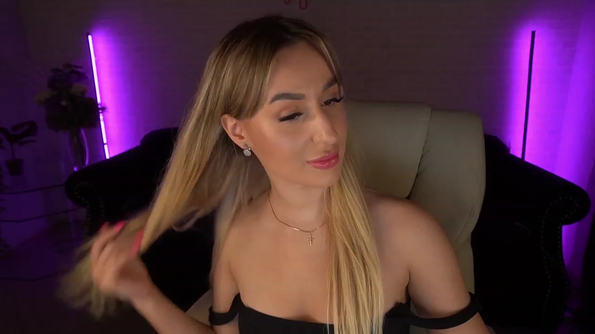 Gallery image thumbnail from LiaBrazzer's myfreecams stream on, 05/25/2023, 14:17 image 13 of 20
