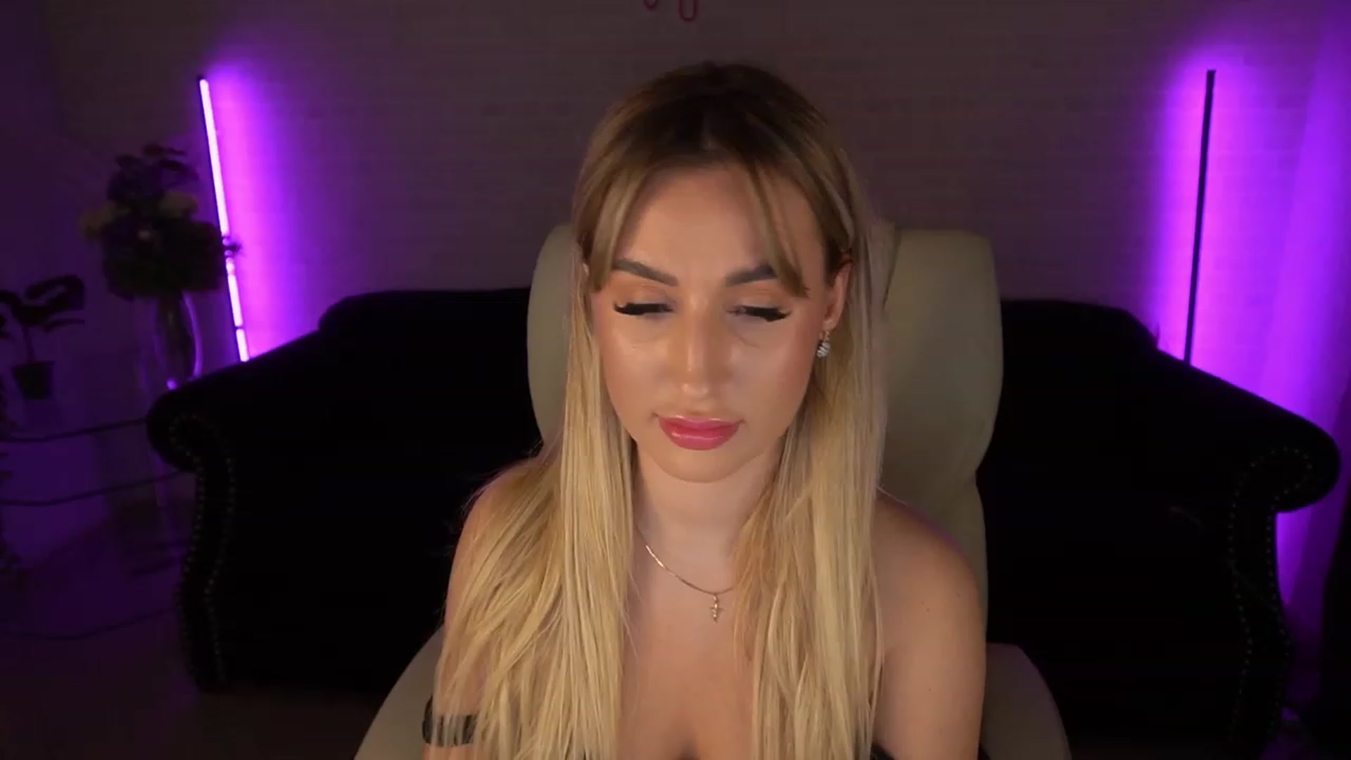 Gallery image thumbnail from LiaBrazzer's myfreecams stream on, 05/25/2023, 14:17 image 5 of 20