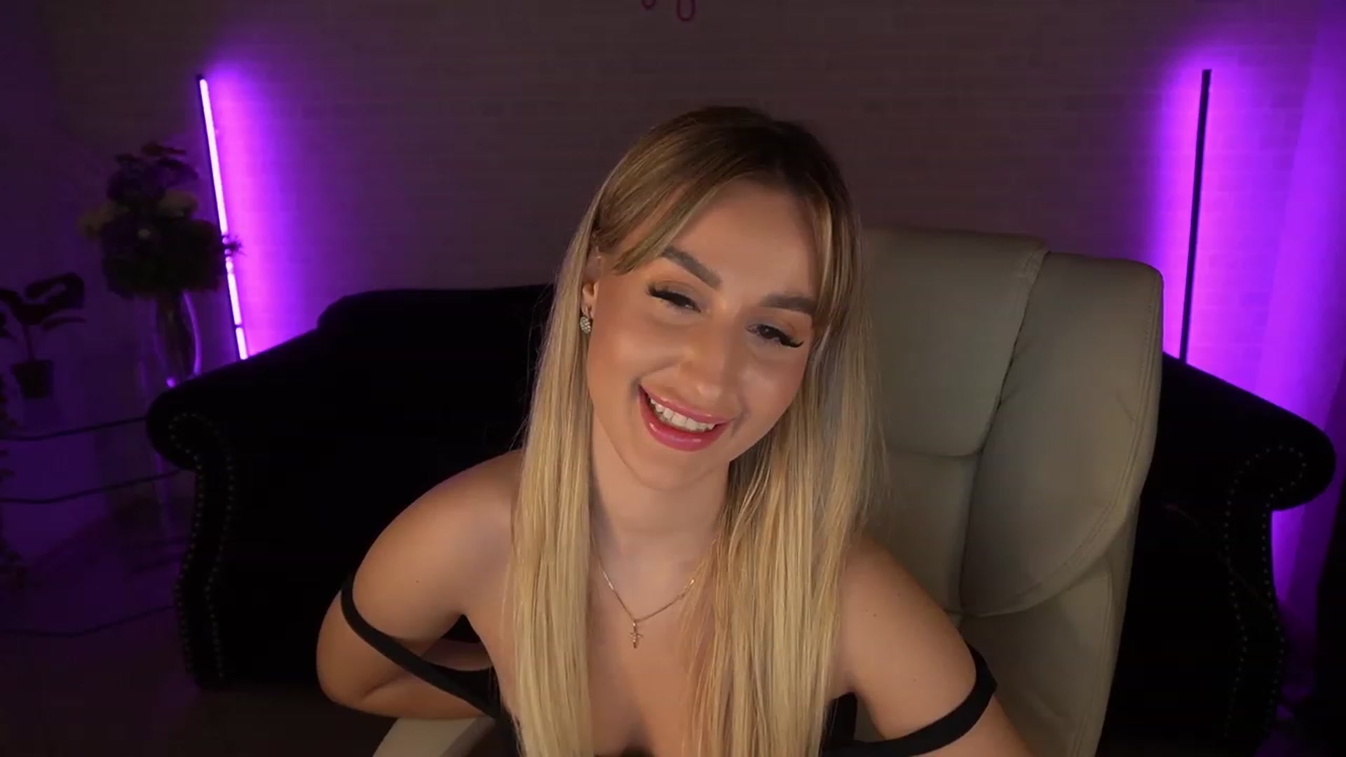 Gallery image thumbnail from LiaBrazzer's myfreecams stream on, 05/25/2023, 14:17 image 17 of 20