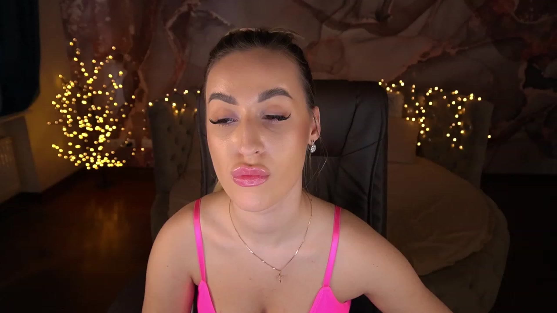Gallery image thumbnail from LiaBrazzer's myfreecams stream on, 05/28/2023, 11:25 image 9 of 20
