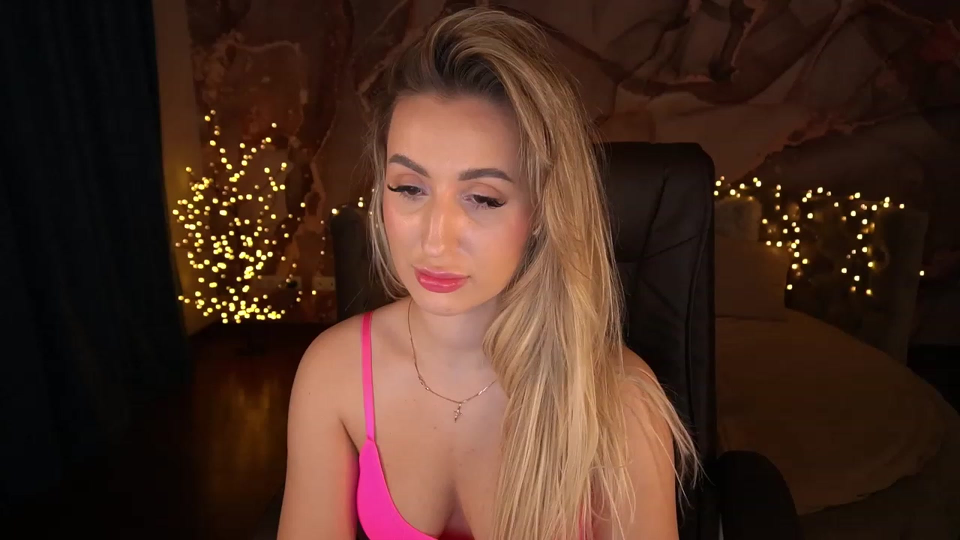 Gallery image thumbnail from LiaBrazzer's myfreecams stream on, 05/28/2023, 18:25 image 17 of 20