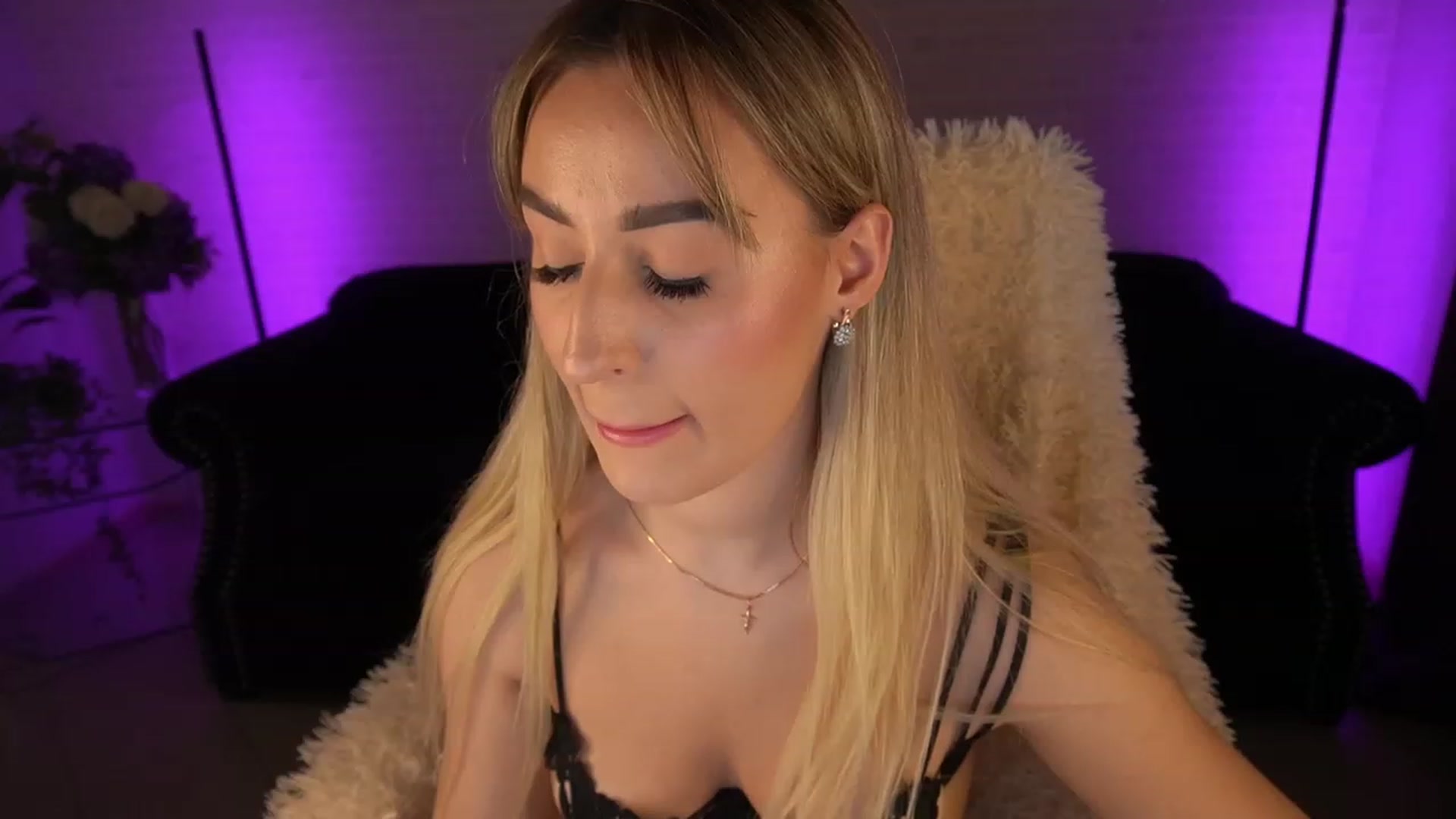 Gallery image thumbnail from LiaBrazzer's myfreecams stream on, 06/04/2023, 12:11 image 4 of 20