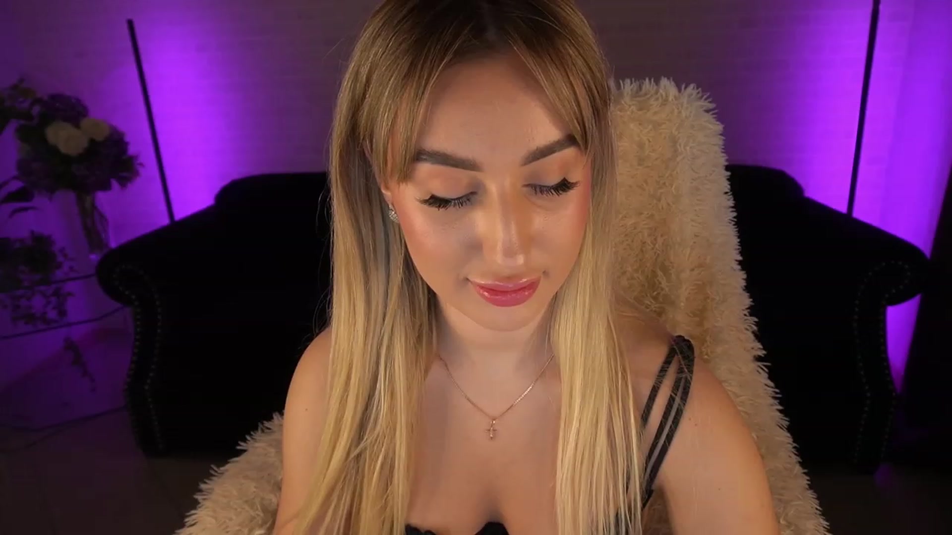 Gallery image thumbnail from LiaBrazzer's myfreecams stream on, 06/04/2023, 12:11 image 6 of 20