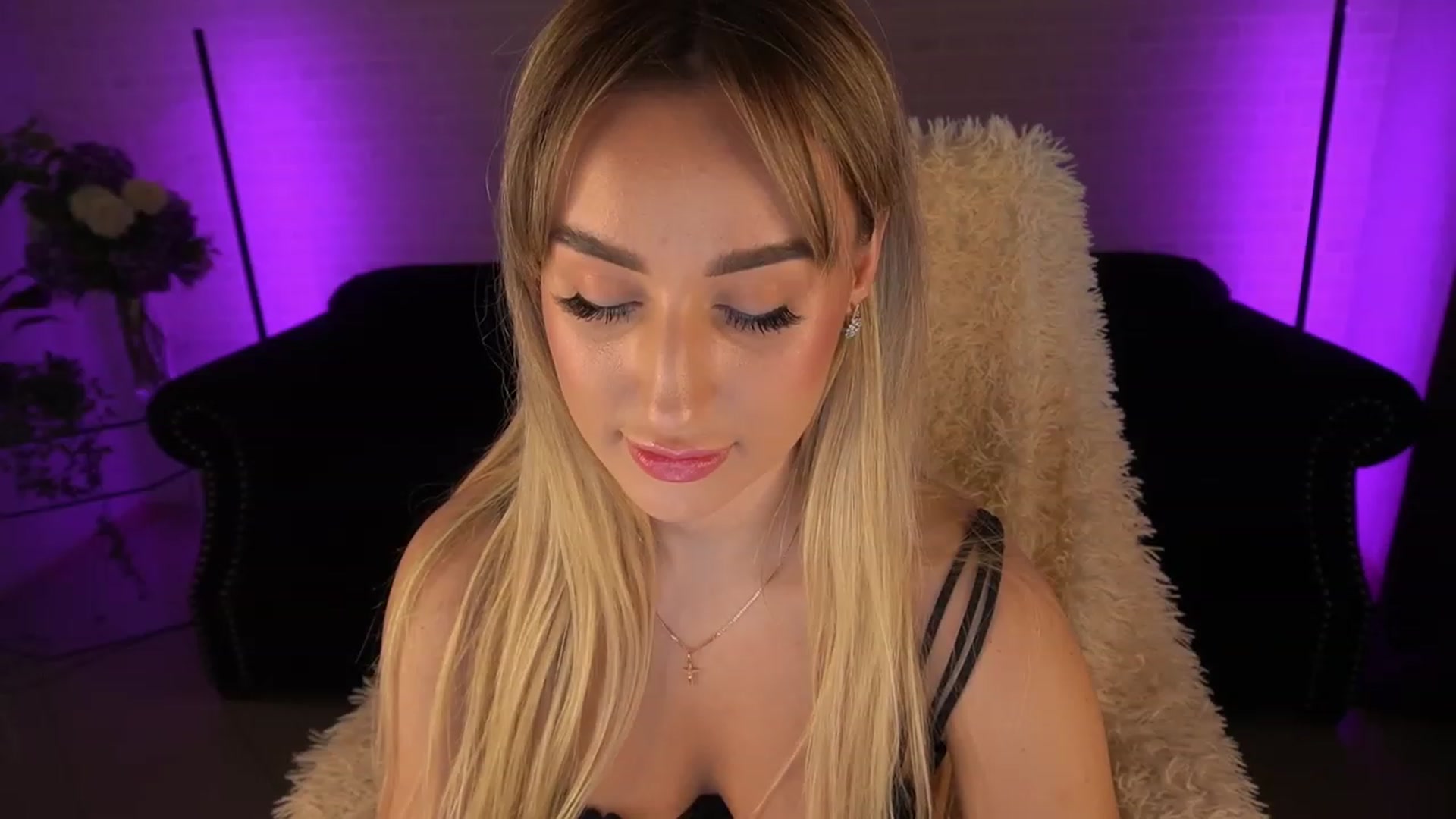 Gallery image thumbnail from LiaBrazzer's myfreecams stream on, 06/04/2023, 12:11 image 5 of 20