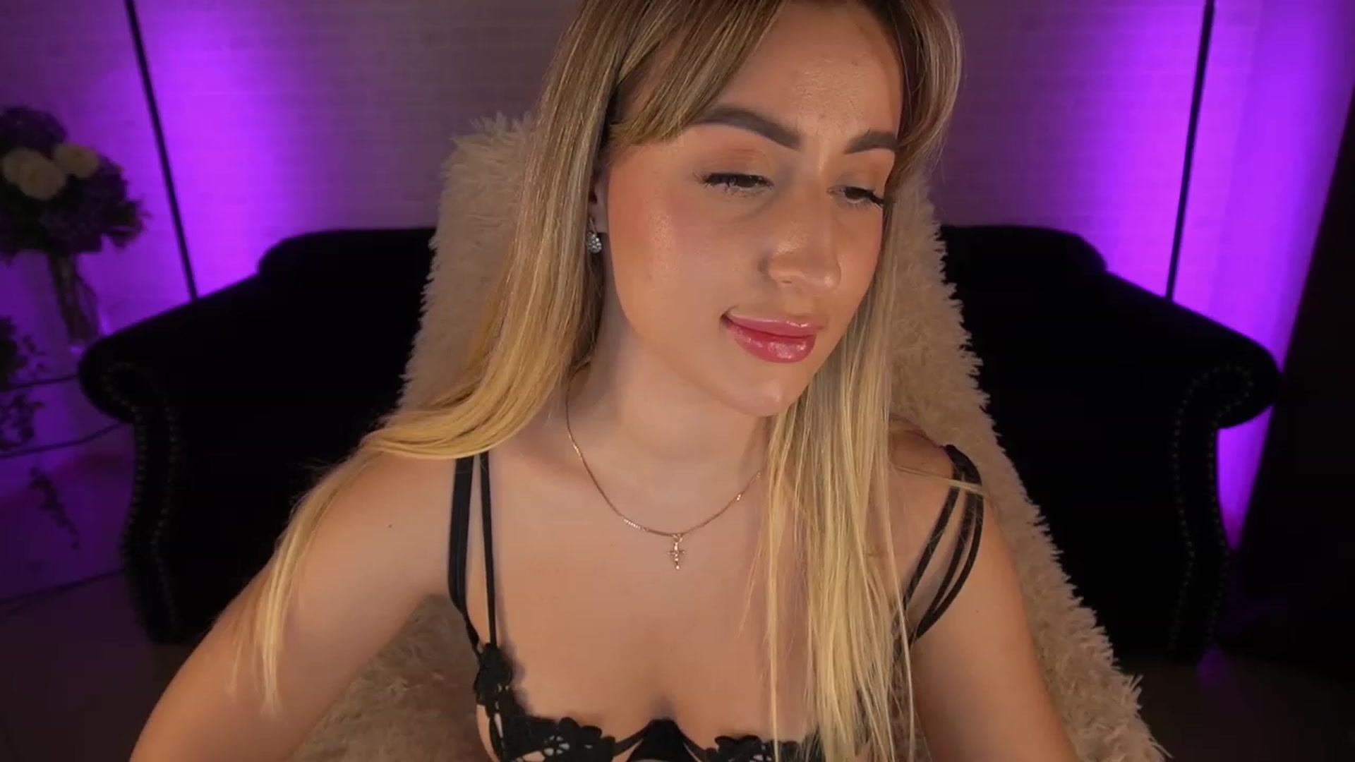 Gallery image thumbnail from LiaBrazzer's myfreecams stream on, 06/04/2023, 14:35 image 15 of 20