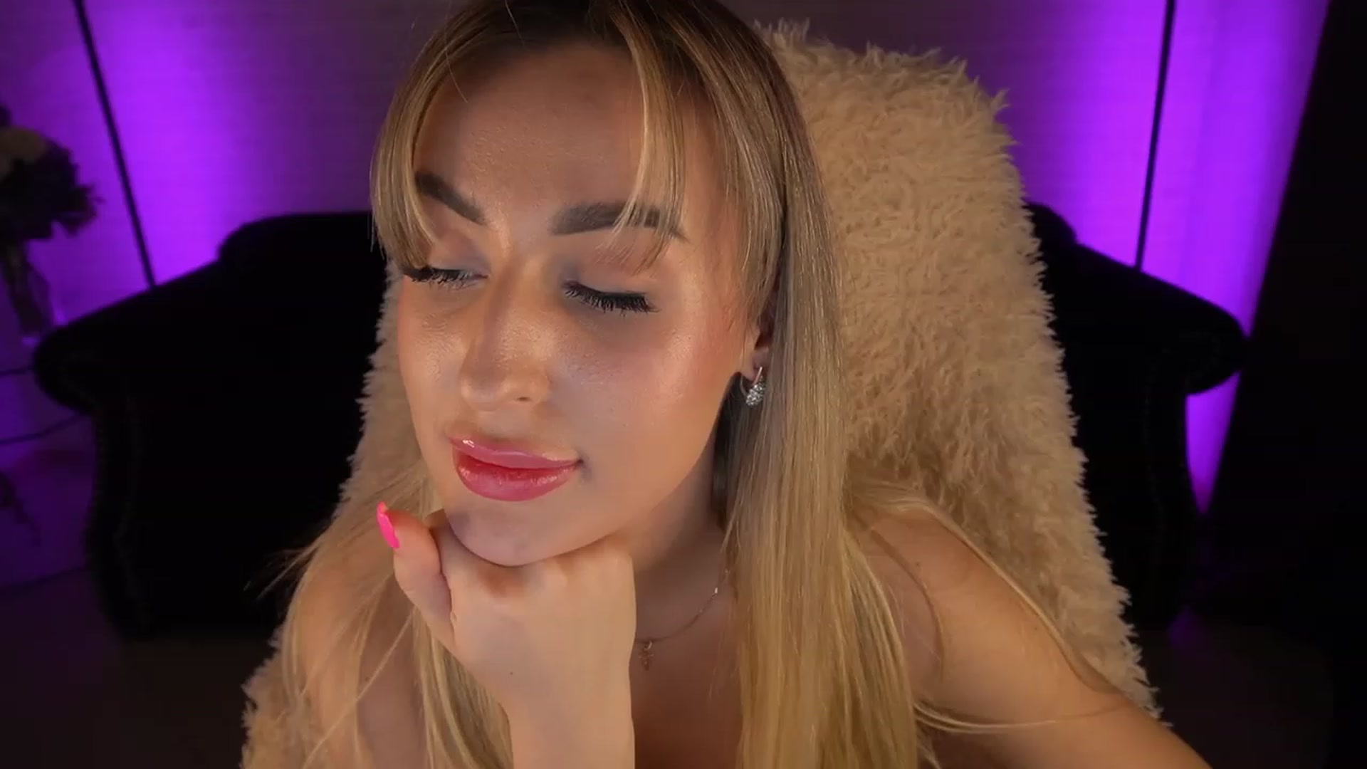 Gallery image thumbnail from LiaBrazzer's myfreecams stream on, 06/04/2023, 16:39 image 6 of 20