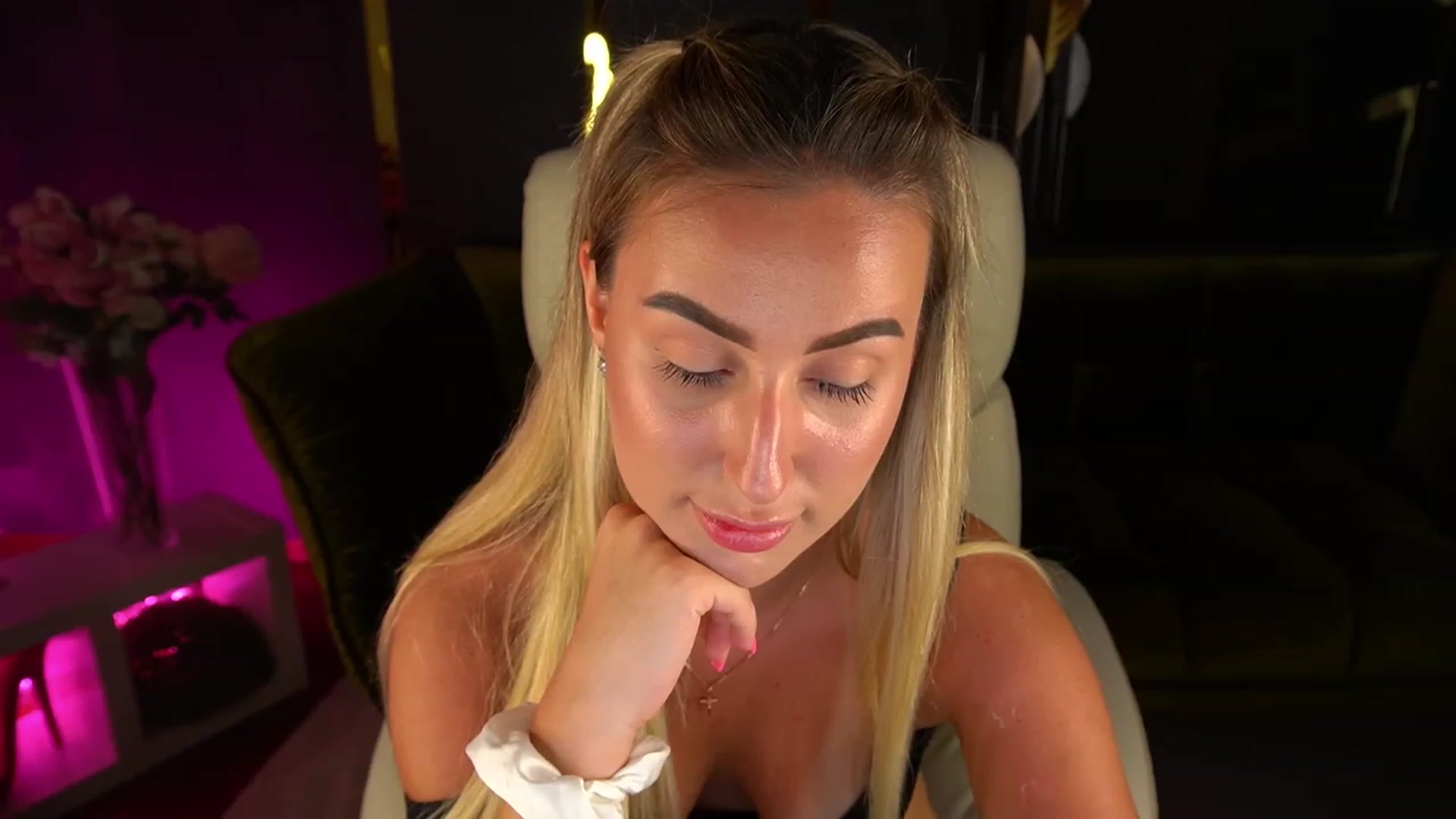 Gallery image thumbnail from LiaBrazzer's myfreecams stream on, 06/11/2023, 15:29 image 10 of 20