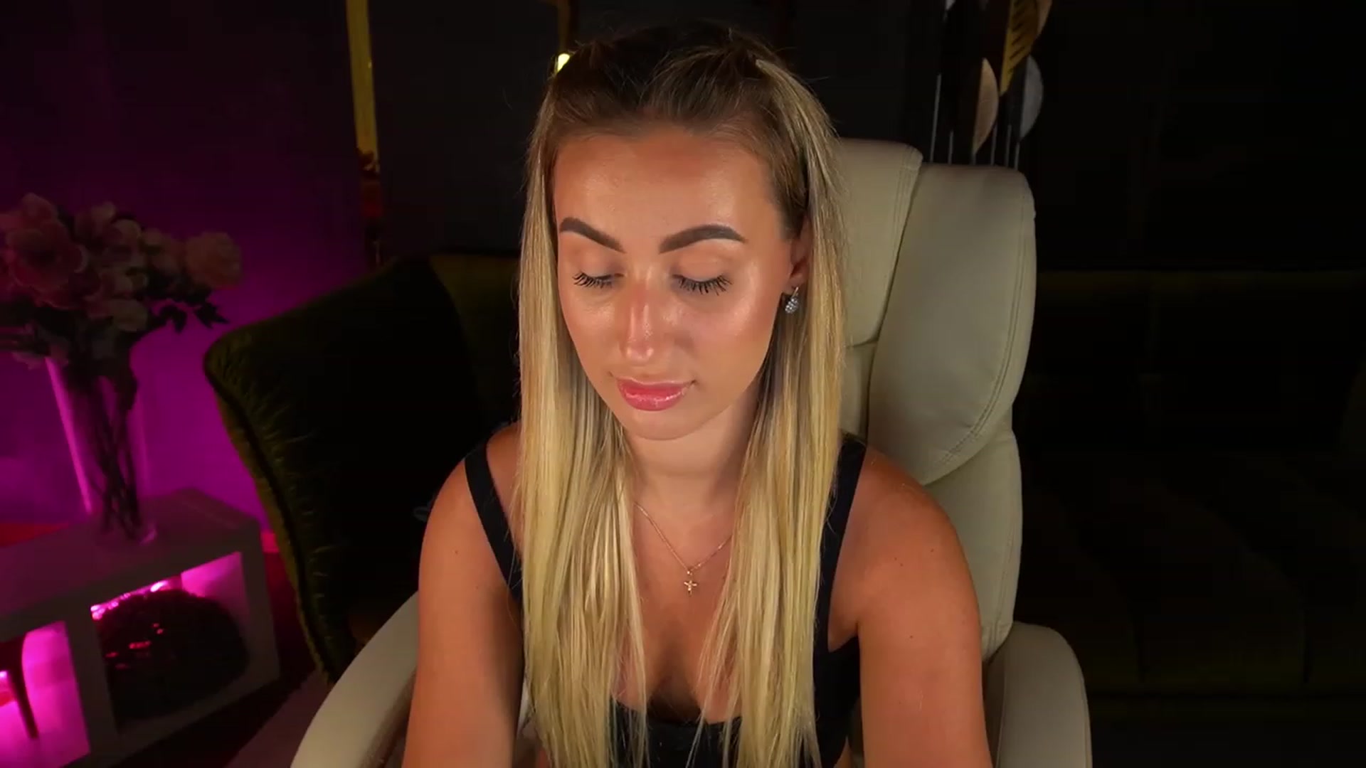 Gallery image thumbnail from LiaBrazzer's myfreecams stream on, 06/11/2023, 17:12 image 3 of 20