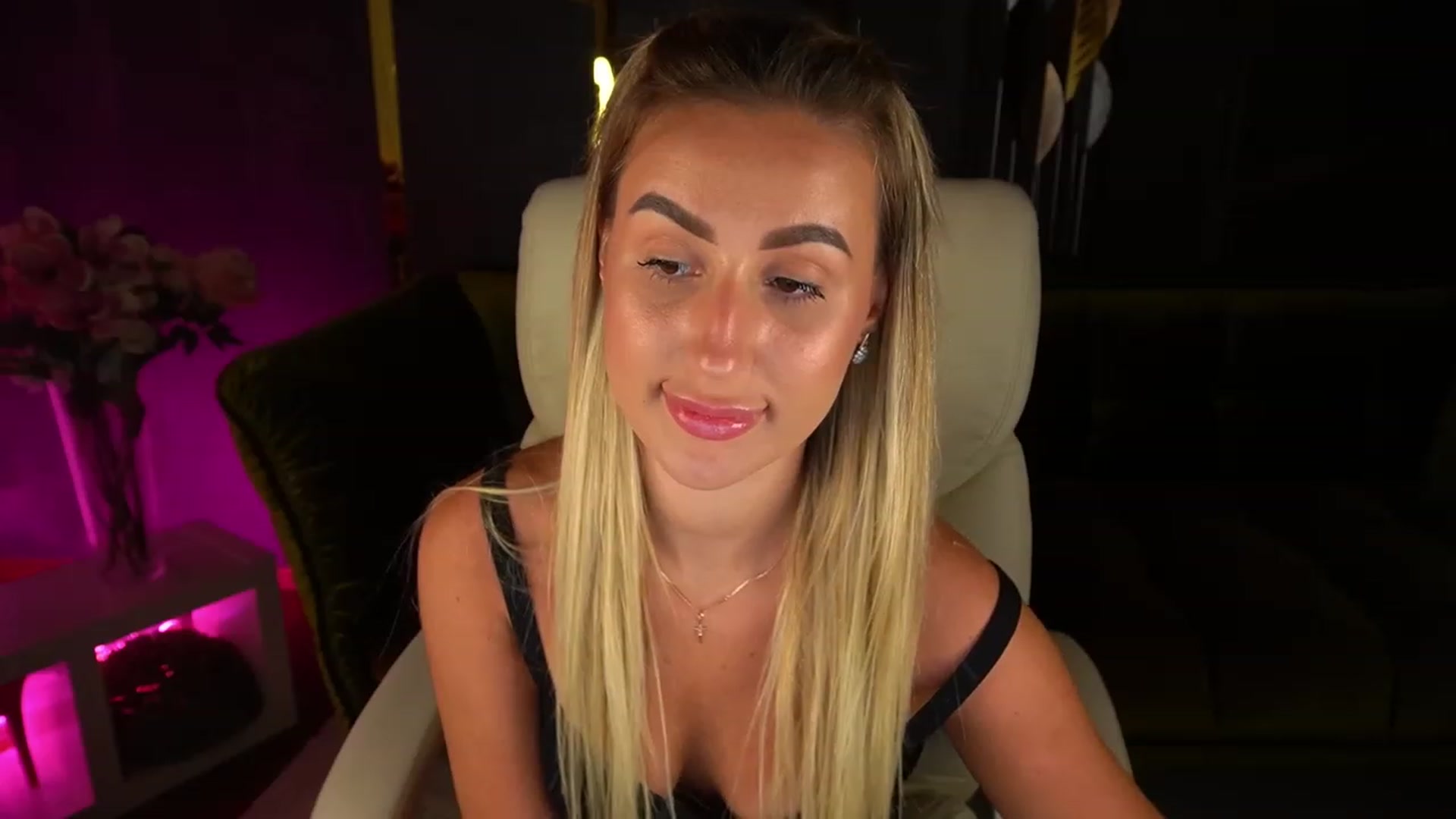 Gallery image thumbnail from LiaBrazzer's myfreecams stream on, 06/11/2023, 17:12 image 15 of 20