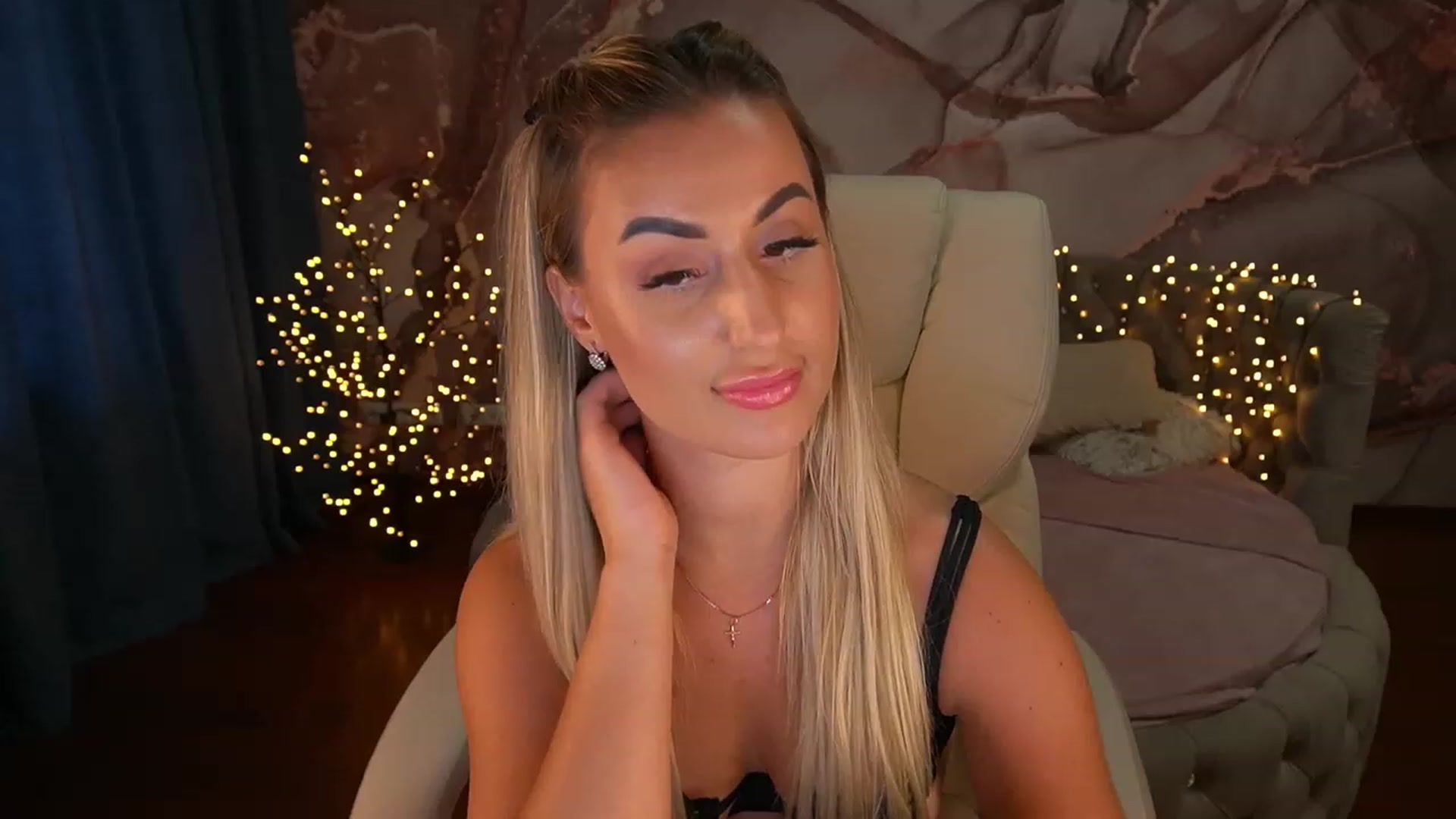 Gallery image thumbnail from LiaBrazzer's myfreecams stream on, 06/18/2023, 13:29 image 6 of 20