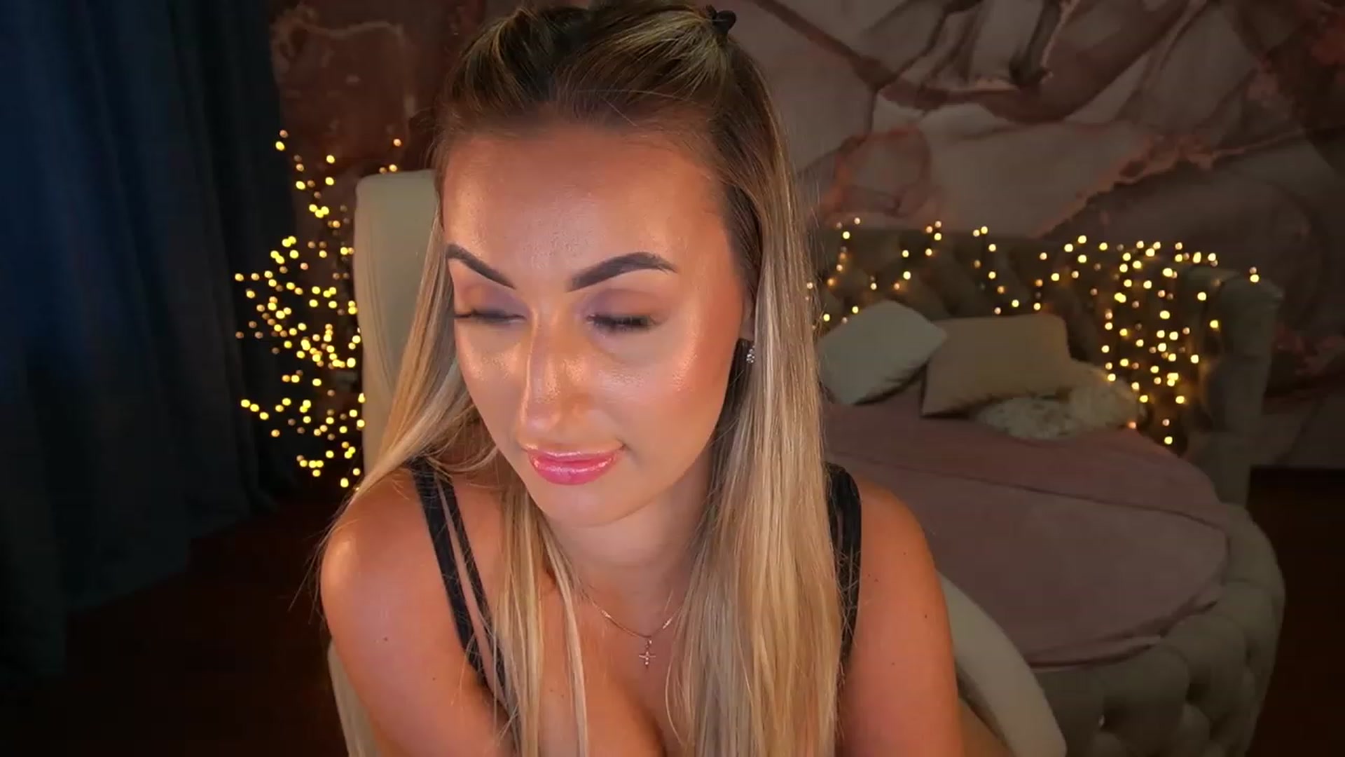 Gallery image thumbnail from LiaBrazzer's myfreecams stream on, 06/18/2023, 13:29 image 12 of 20