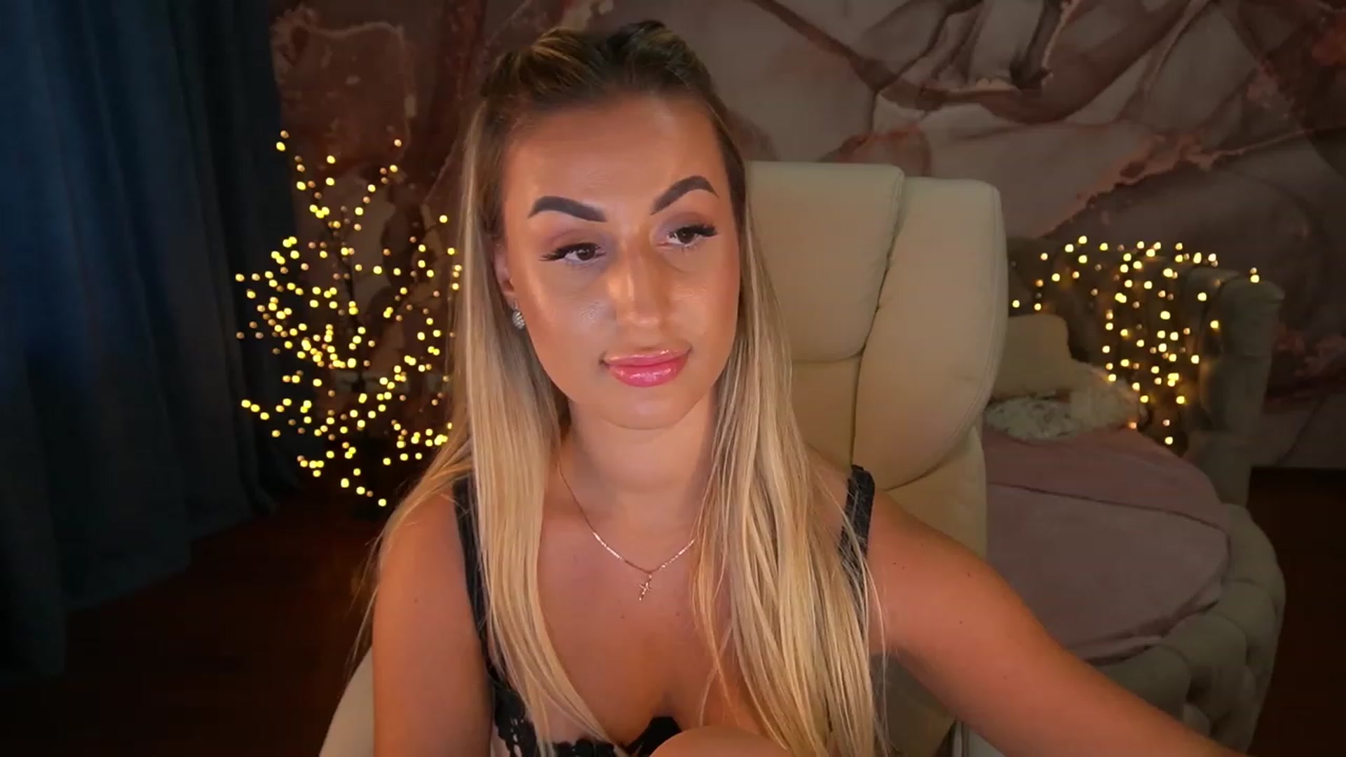 Gallery image thumbnail from LiaBrazzer's myfreecams stream on, 06/18/2023, 13:29 image 10 of 20