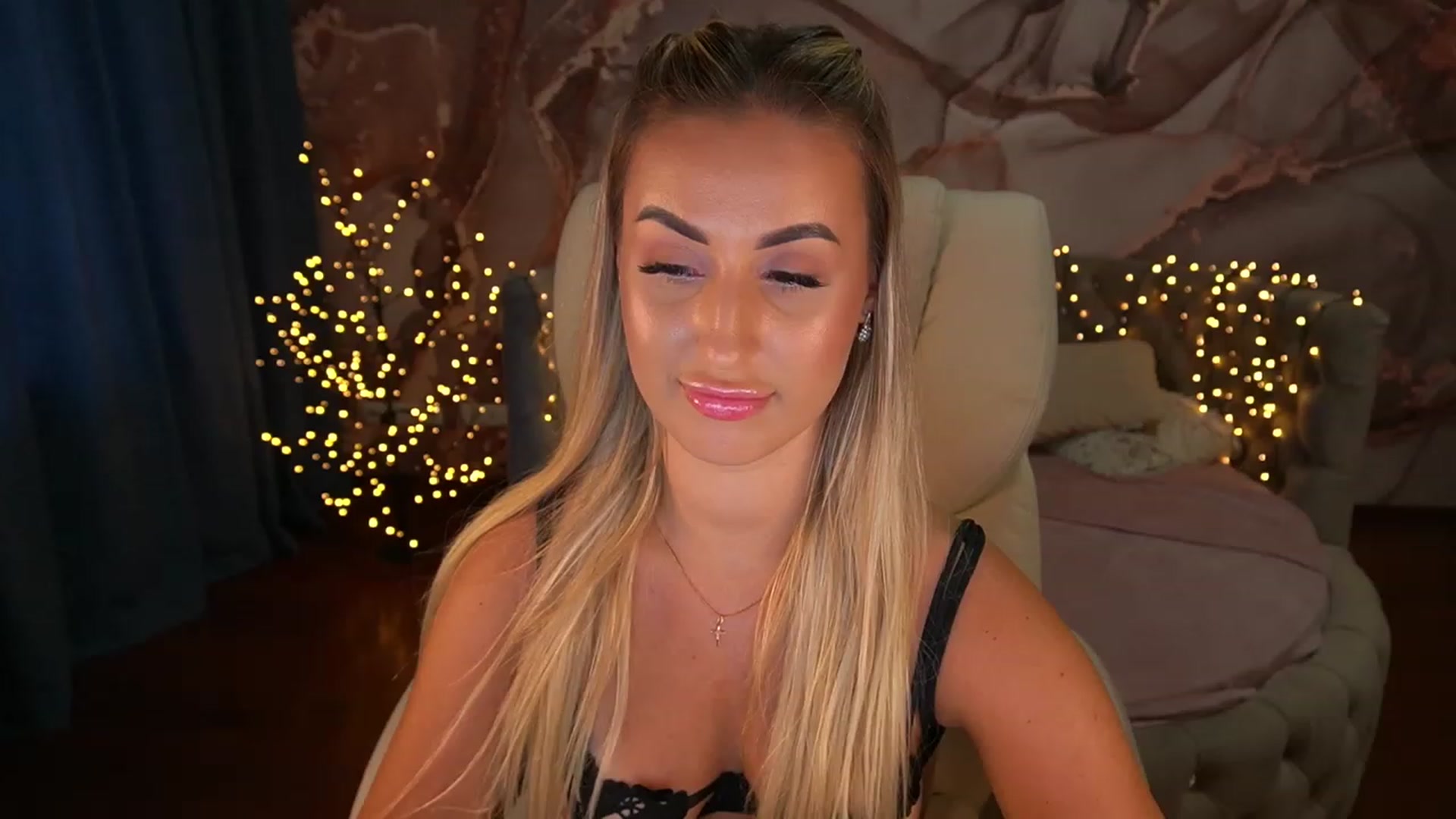 Gallery image thumbnail from LiaBrazzer's myfreecams stream on, 06/18/2023, 13:29 image 4 of 20