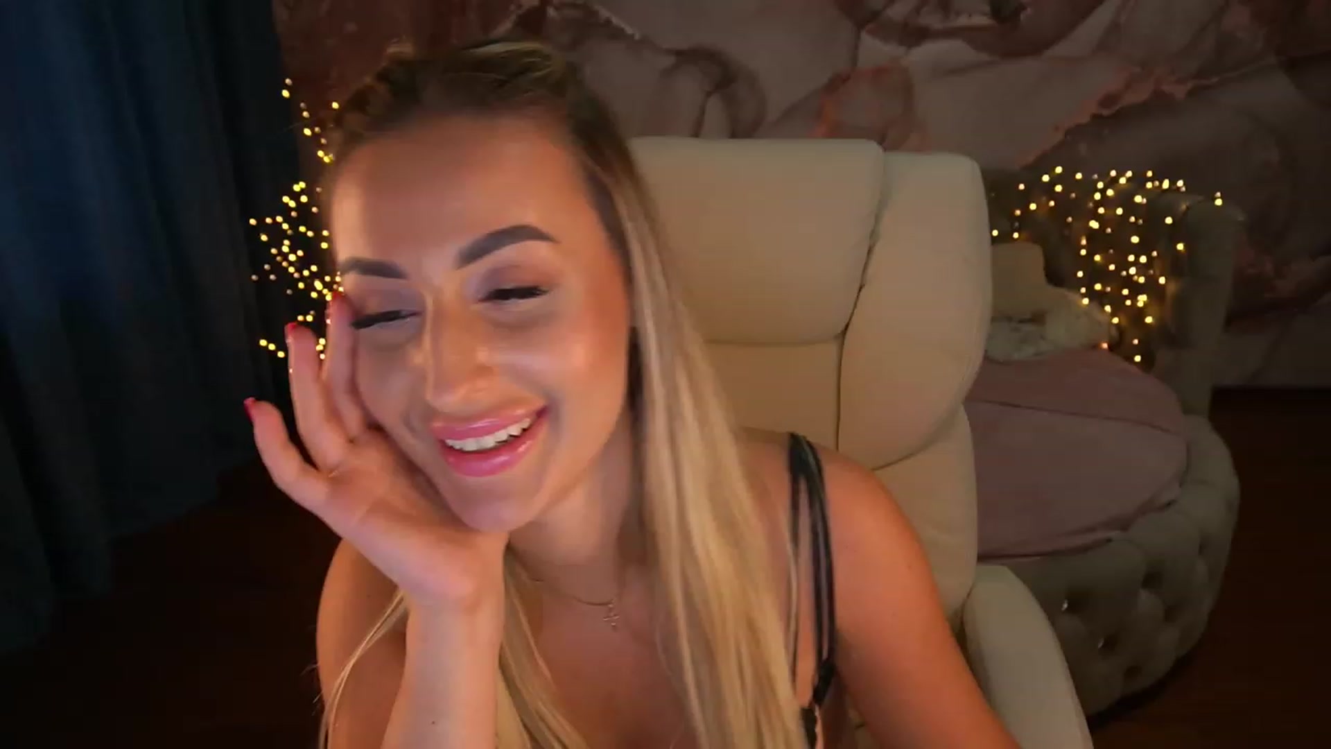 Gallery image thumbnail from LiaBrazzer's myfreecams stream on, 06/18/2023, 14:08 image 15 of 20