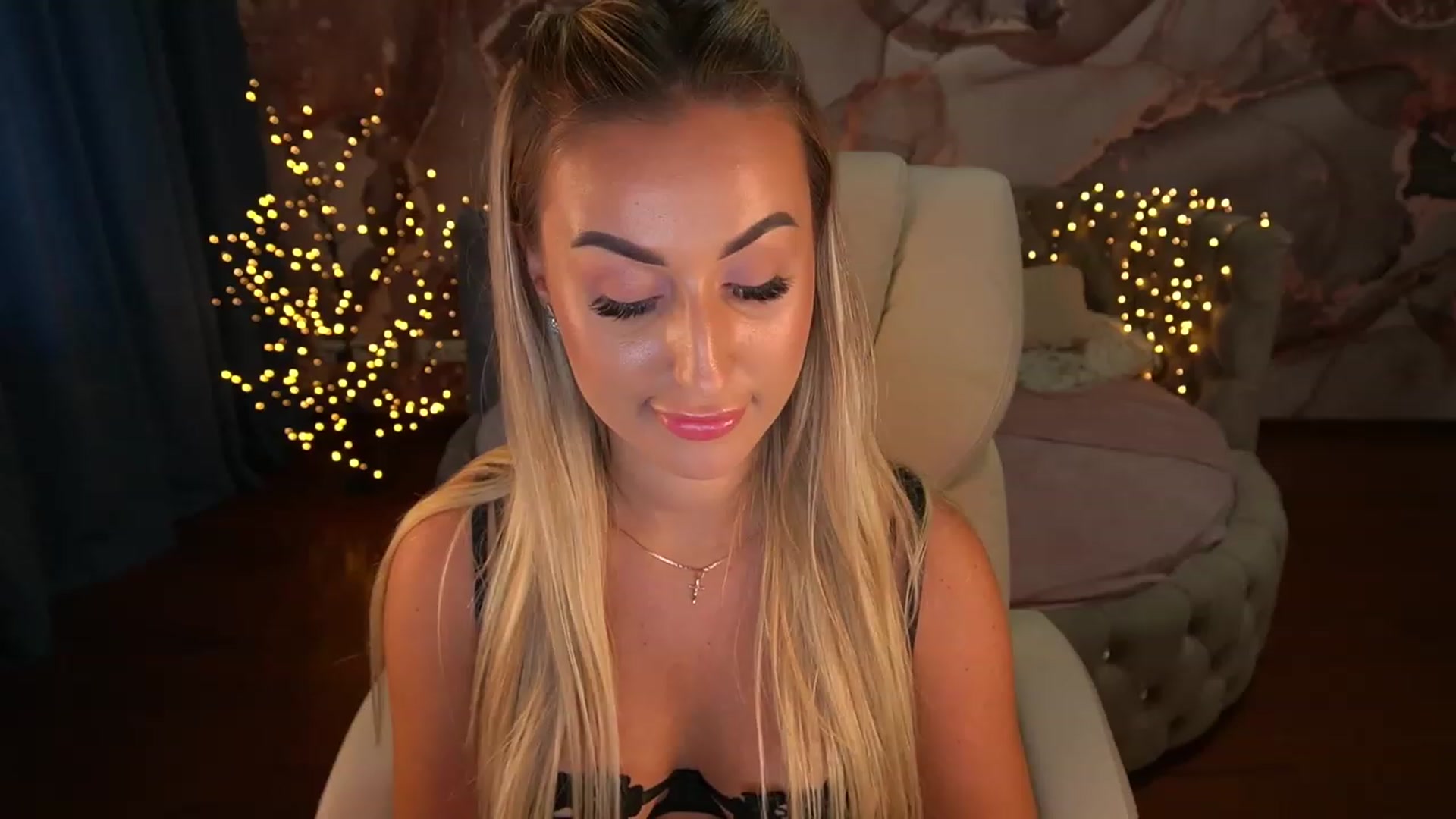 Gallery image thumbnail from LiaBrazzer's myfreecams stream on, 06/18/2023, 14:08 image 6 of 20