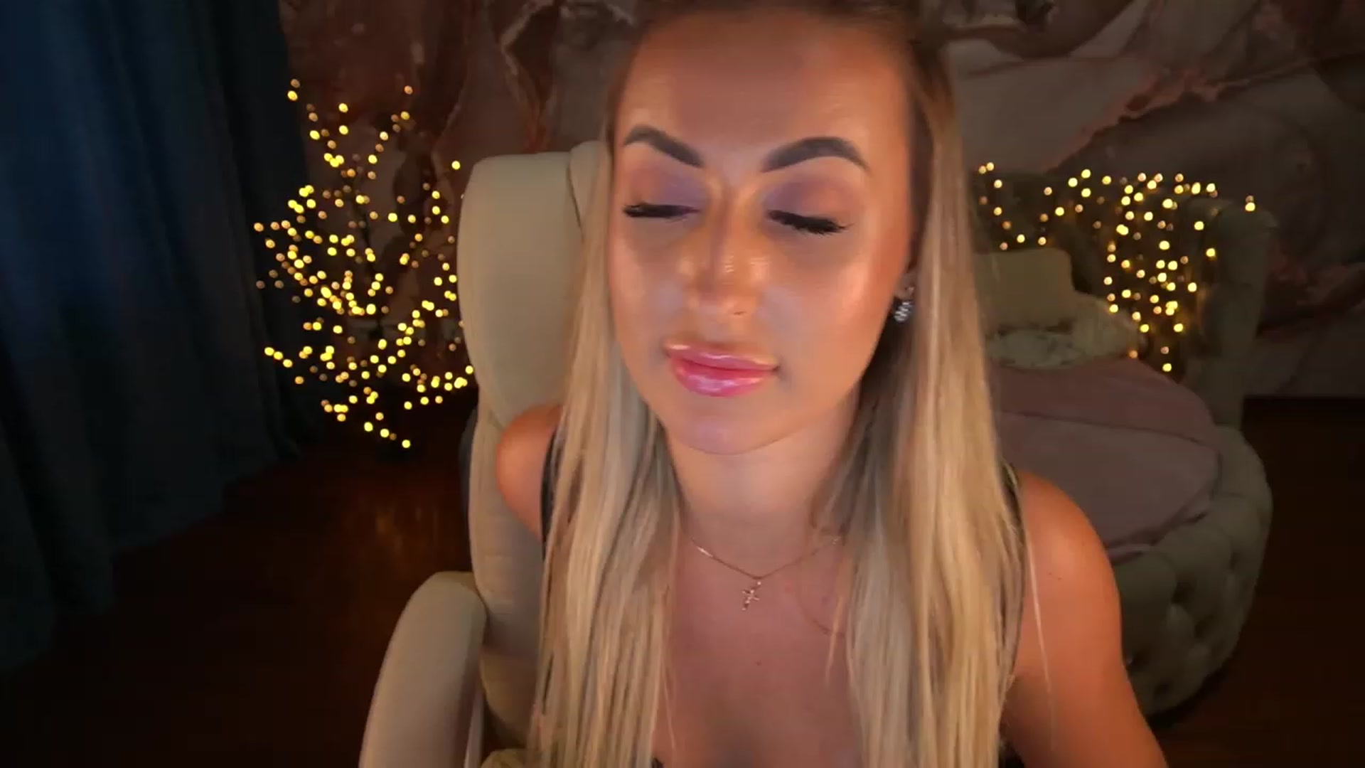 Gallery image thumbnail from LiaBrazzer's myfreecams stream on, 06/18/2023, 14:08 image 13 of 20