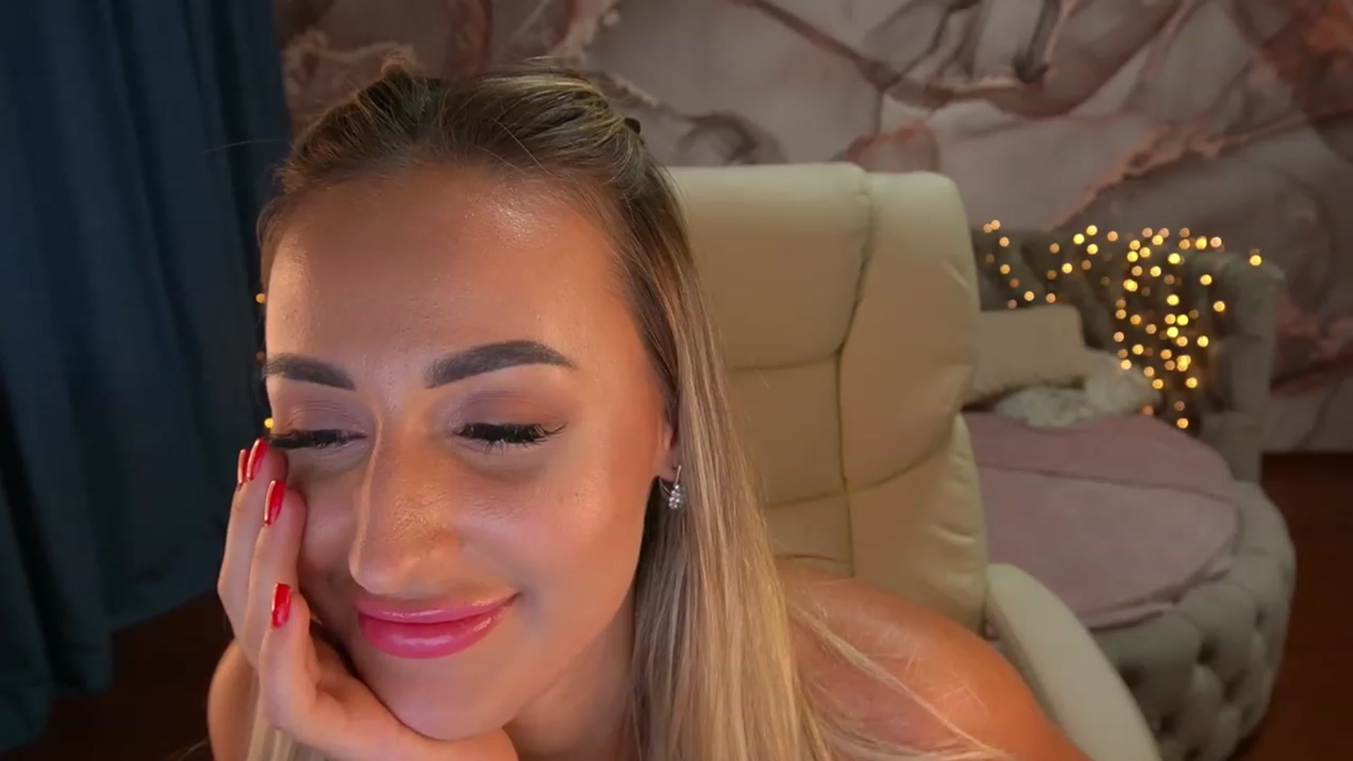 Gallery image thumbnail from LiaBrazzer's myfreecams stream on, 06/18/2023, 16:11 image 5 of 20