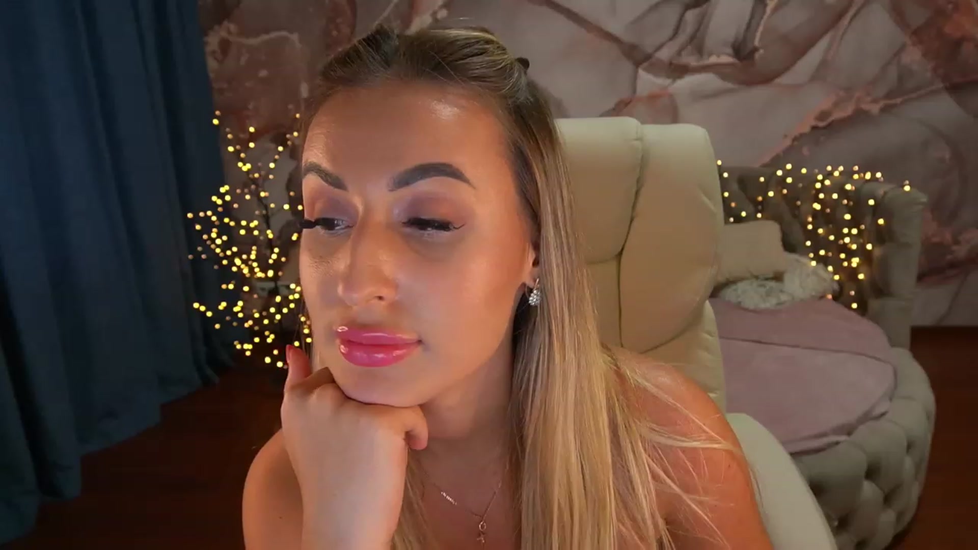 Gallery image thumbnail from LiaBrazzer's myfreecams stream on, 06/18/2023, 16:11 image 4 of 20