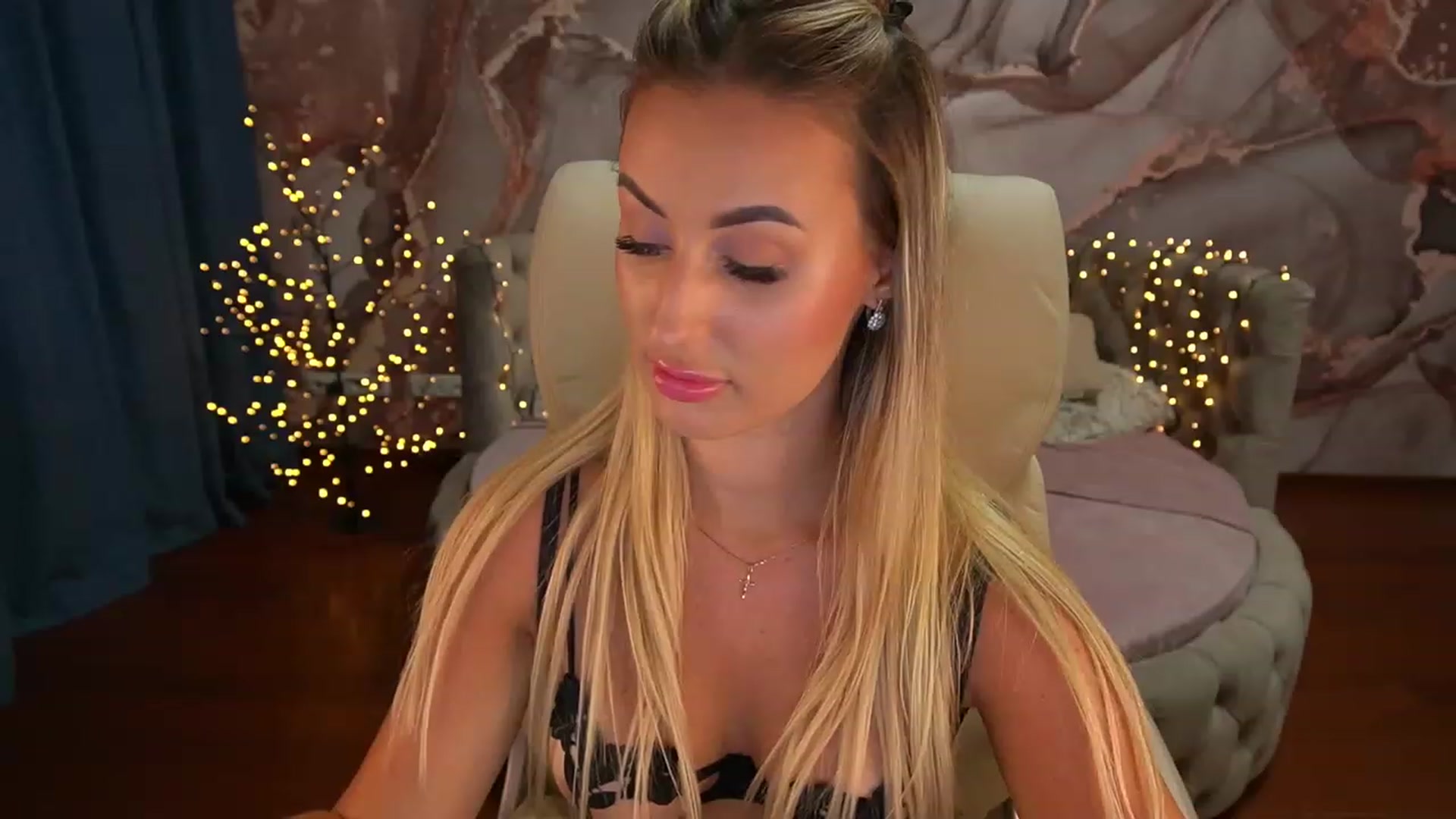 Gallery image thumbnail from LiaBrazzer's myfreecams stream on, 06/18/2023, 17:03 image 15 of 20