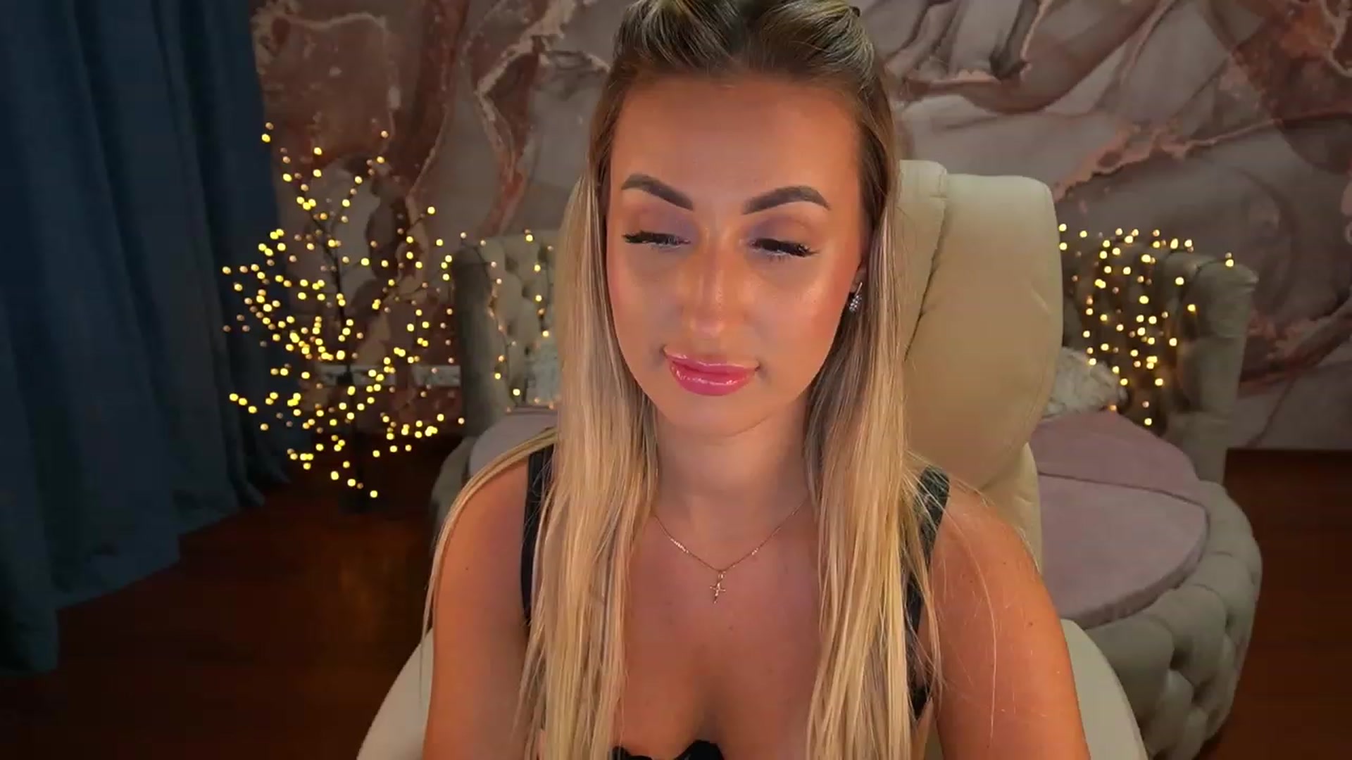 Gallery image thumbnail from LiaBrazzer's myfreecams stream on, 06/18/2023, 17:03 image 6 of 20