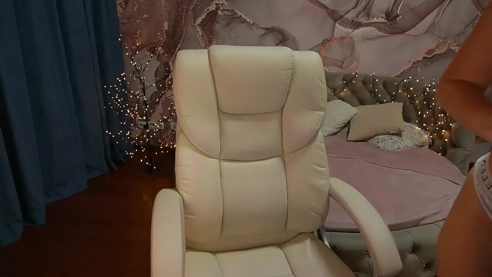 Gallery image thumbnail from LiaBrazzer's myfreecams stream on, 06/18/2023, 18:52 image 6 of 20