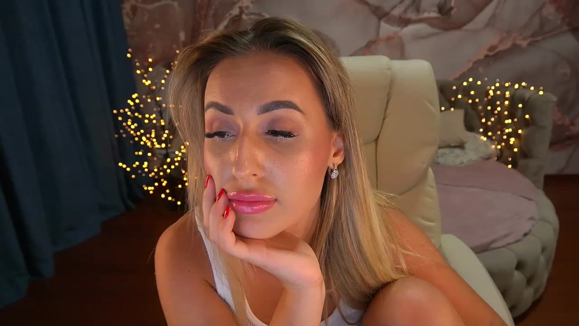 Gallery image thumbnail from LiaBrazzer's myfreecams stream on, 06/18/2023, 18:52 image 16 of 20