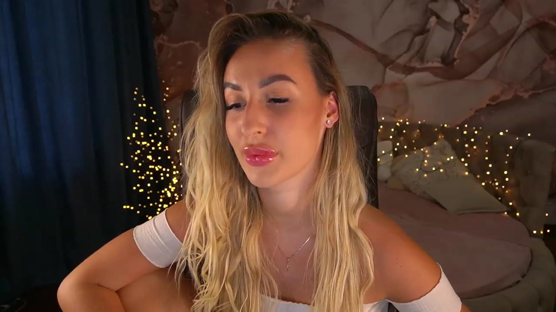 Gallery image thumbnail from LiaBrazzer's myfreecams stream on, 06/25/2023, 12:22 image 4 of 20