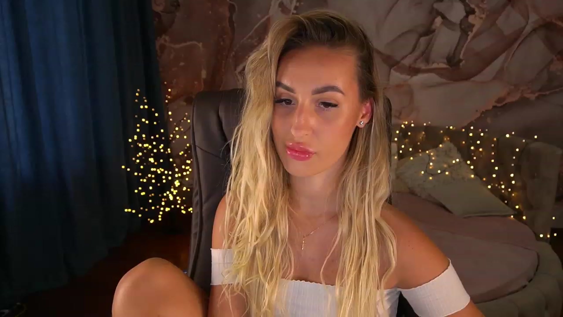 Gallery image thumbnail from LiaBrazzer's myfreecams stream on, 06/25/2023, 12:22 image 6 of 20
