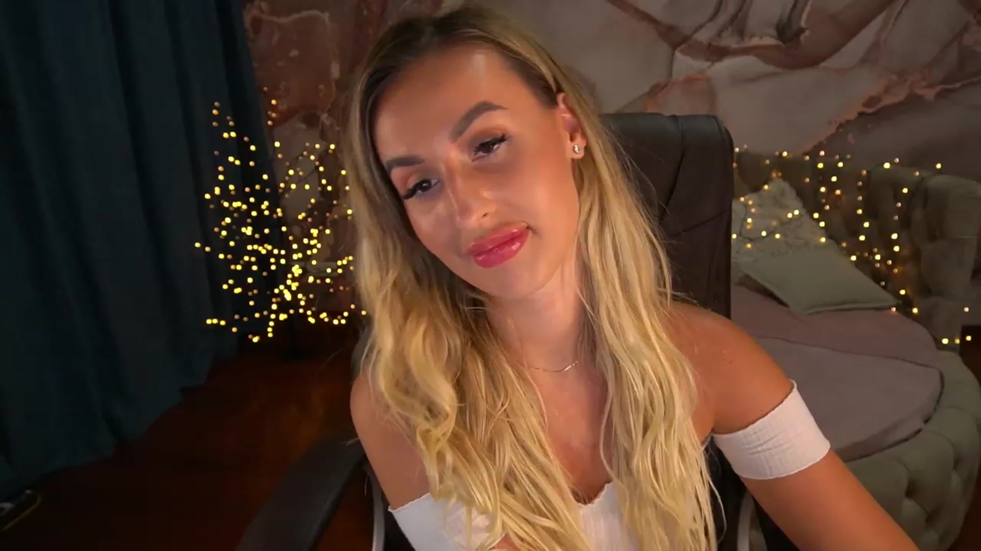 Gallery image thumbnail from LiaBrazzer's myfreecams stream on, 06/25/2023, 18:12 image 15 of 20