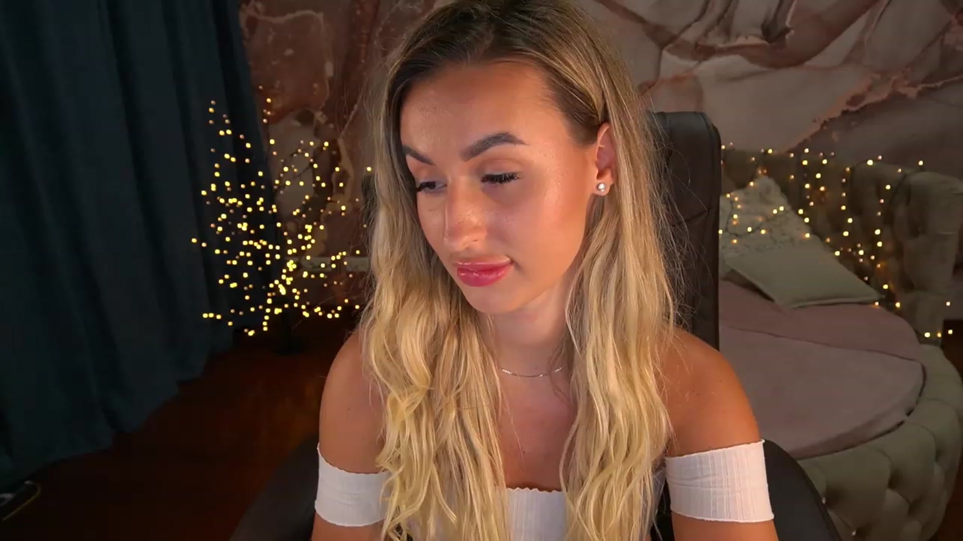 Gallery image thumbnail from LiaBrazzer's myfreecams stream on, 06/25/2023, 18:12 image 16 of 20