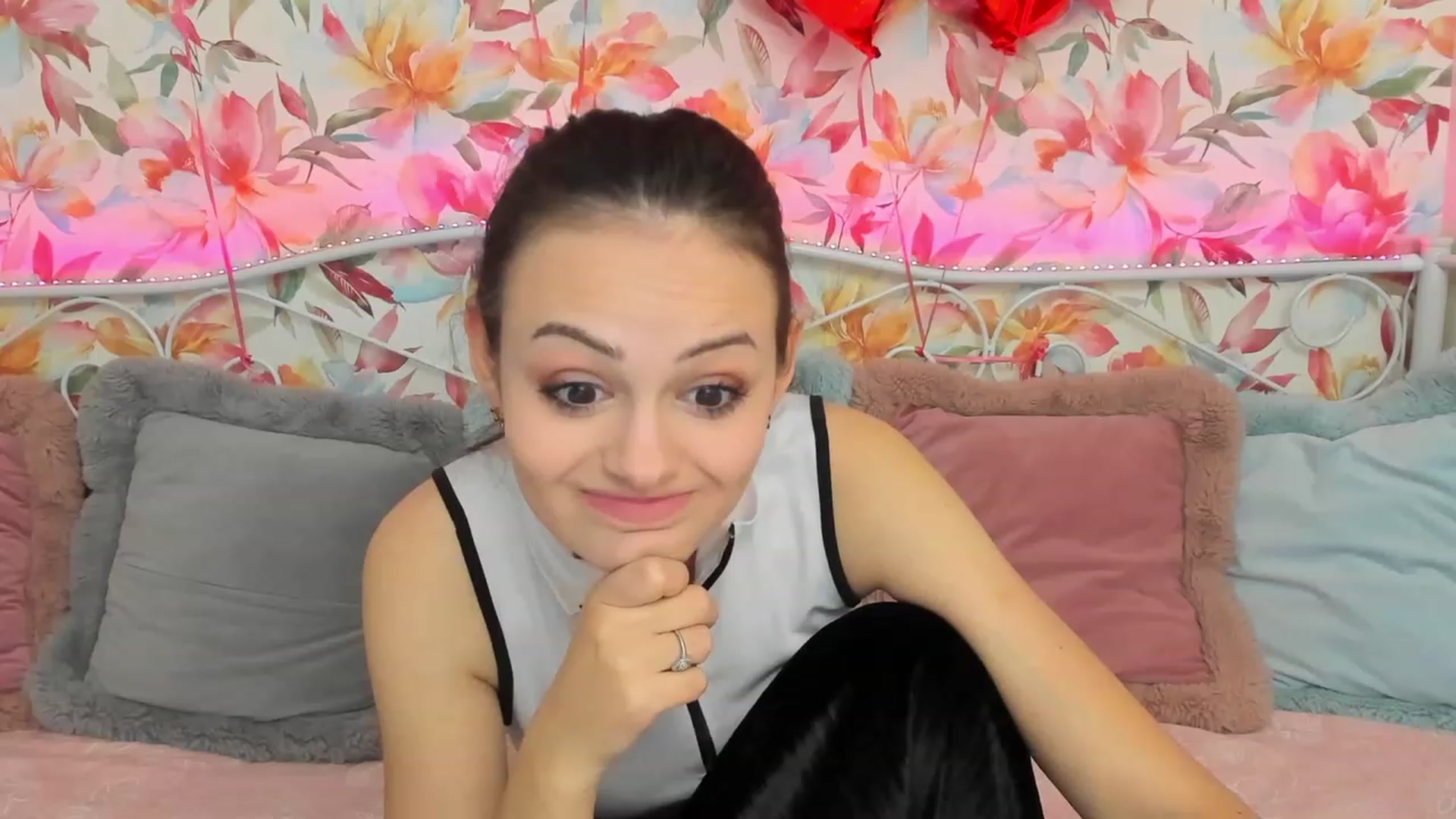 Gallery image thumbnail from LiaDazy's myfreecams stream on, 02/20/2024, 14:05 image 4 of 20
