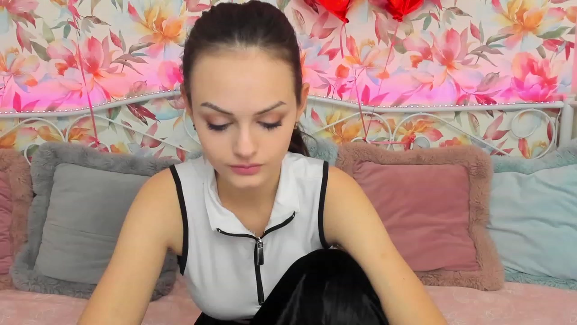 Gallery image thumbnail from LiaDazy's myfreecams stream on, 02/20/2024, 14:05 image 1 of 20