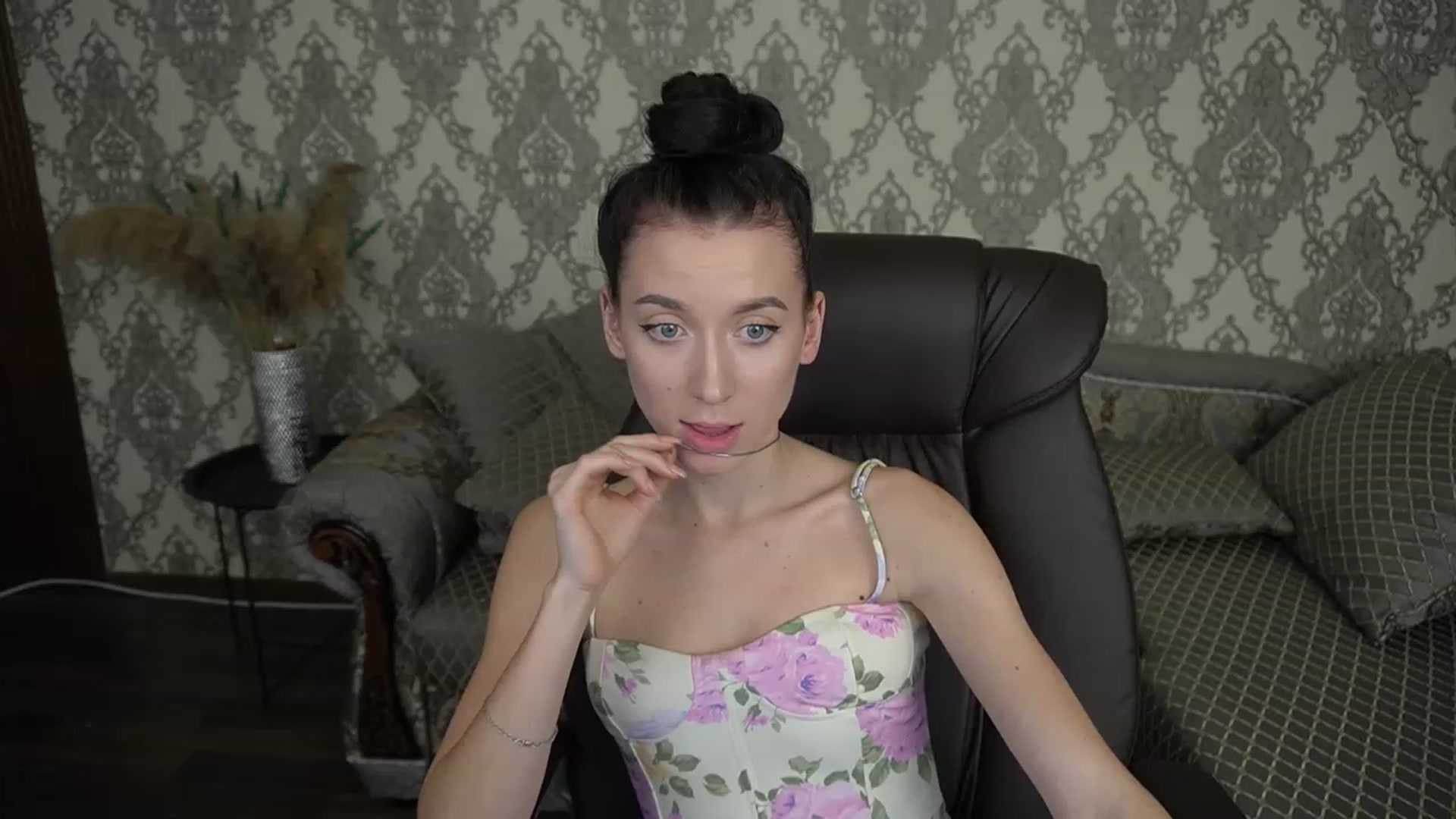 Gallery image thumbnail from LiaValentine's myfreecams stream on, 12/06/2022, 18:52 image 6 of 20