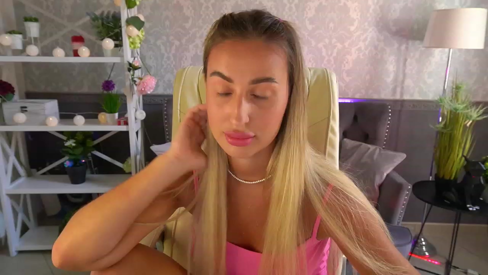 Gallery image thumbnail from Lia__Angel's myfreecams stream on, 08/05/2023, 13:17 image 6 of 20