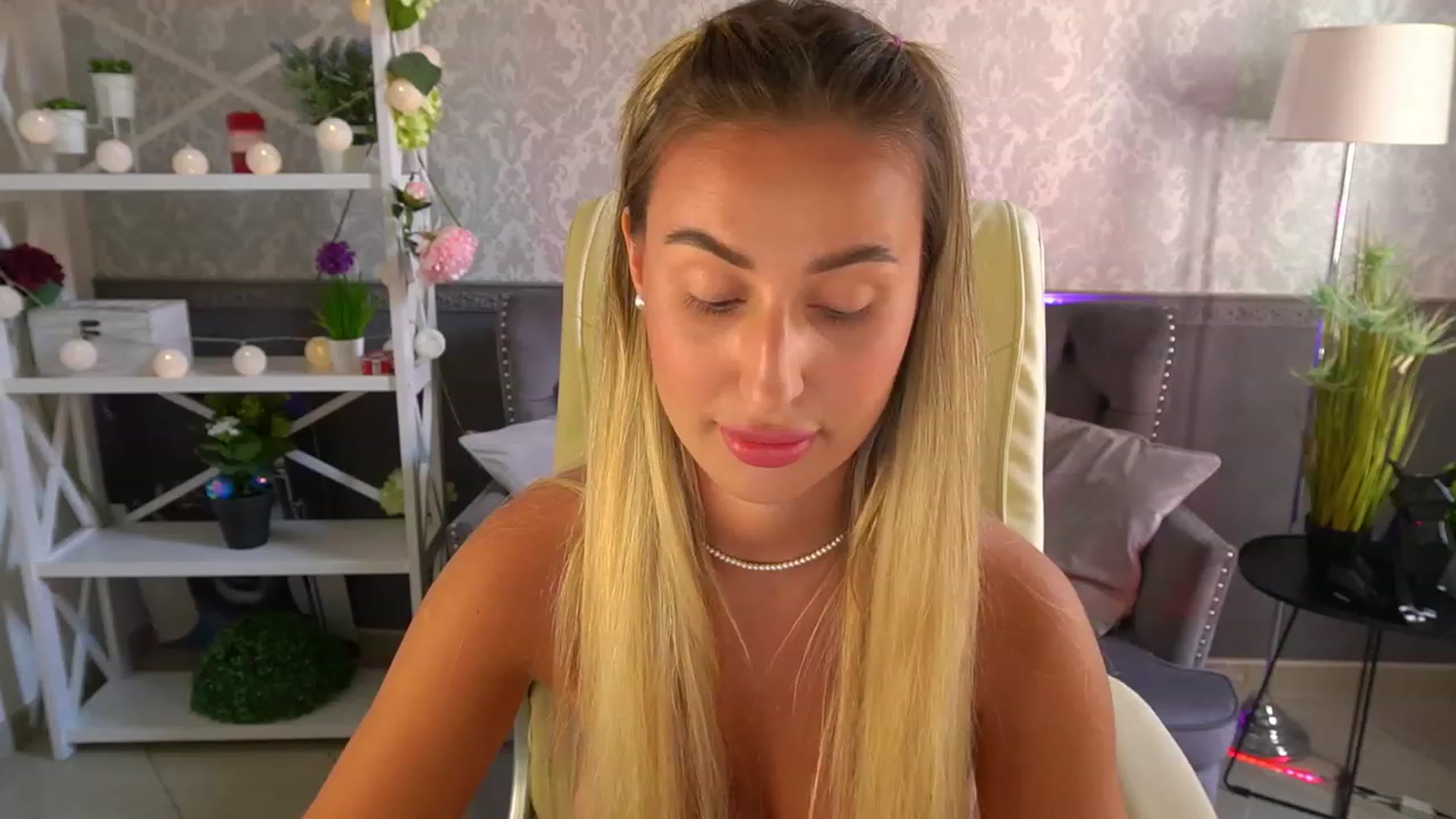 Gallery image thumbnail from Lia__Angel's myfreecams stream on, 08/05/2023, 13:17 image 17 of 20