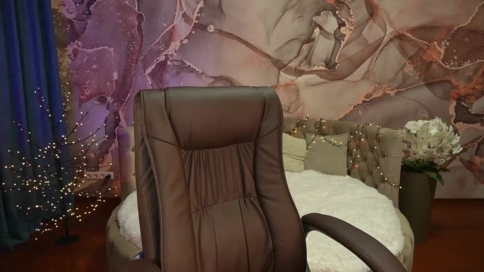 Gallery image thumbnail from Lia__Angel's myfreecams stream on, 08/15/2023, 19:21 image 10 of 20