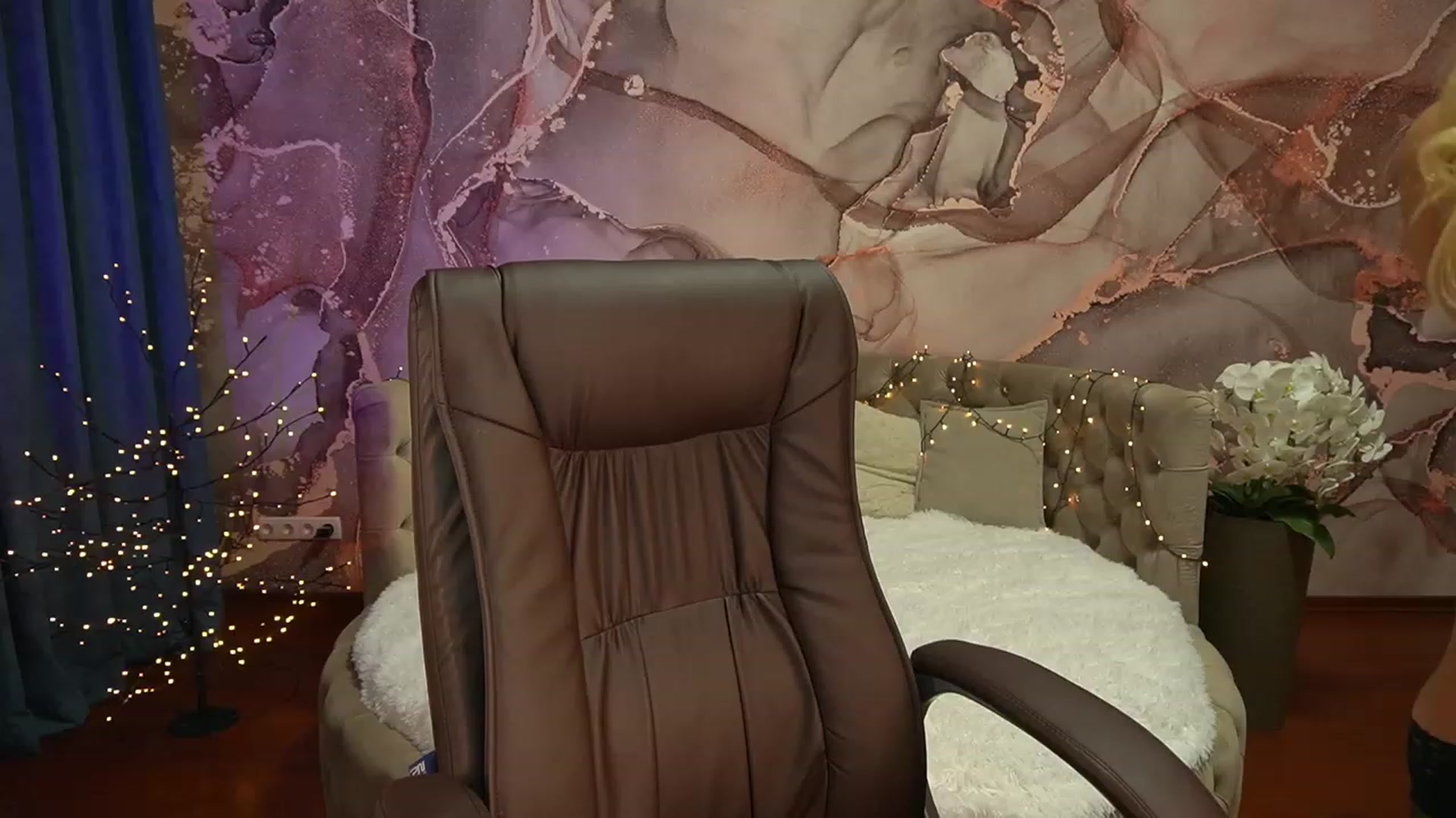 Gallery image thumbnail from Lia__Angel's myfreecams stream on, 08/15/2023, 19:21 image 9 of 20