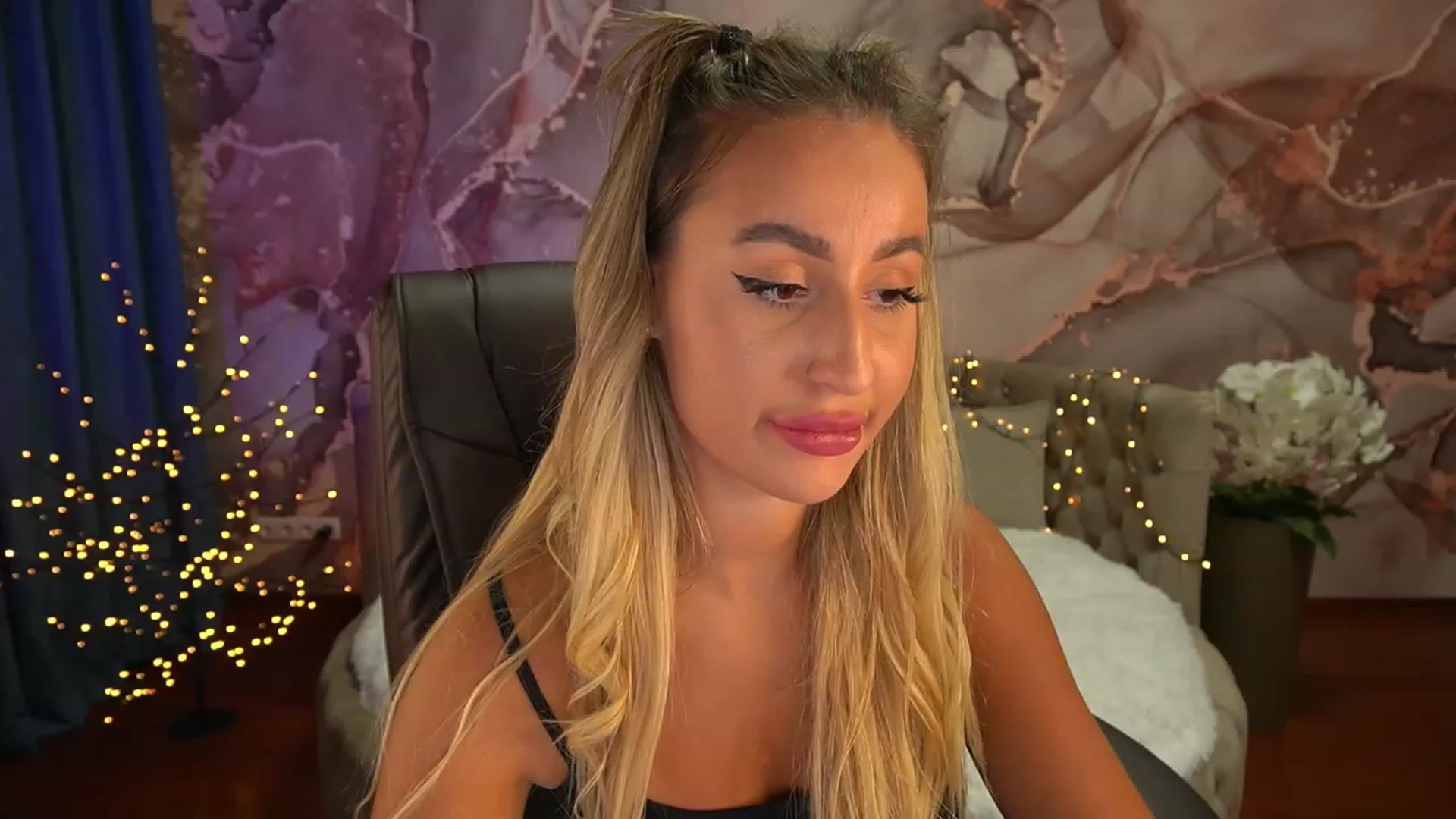 Gallery image thumbnail from Lia__Angel's myfreecams stream on, 08/15/2023, 19:21 image 18 of 20